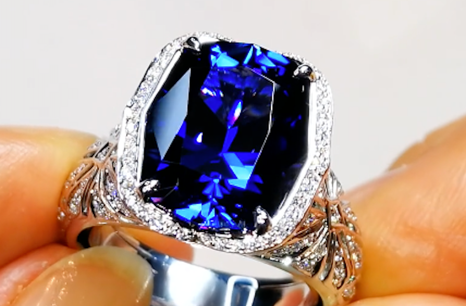 9.09ct Tansanit Ring mit D Flawless Diamanten, eingefasst in 18 Karat Weissgold