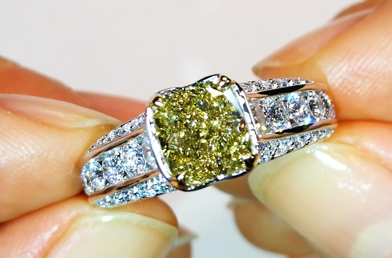 2.02ct Gelber Diamant Ring mit D Flawless Diamanten, eingefasst in Platin