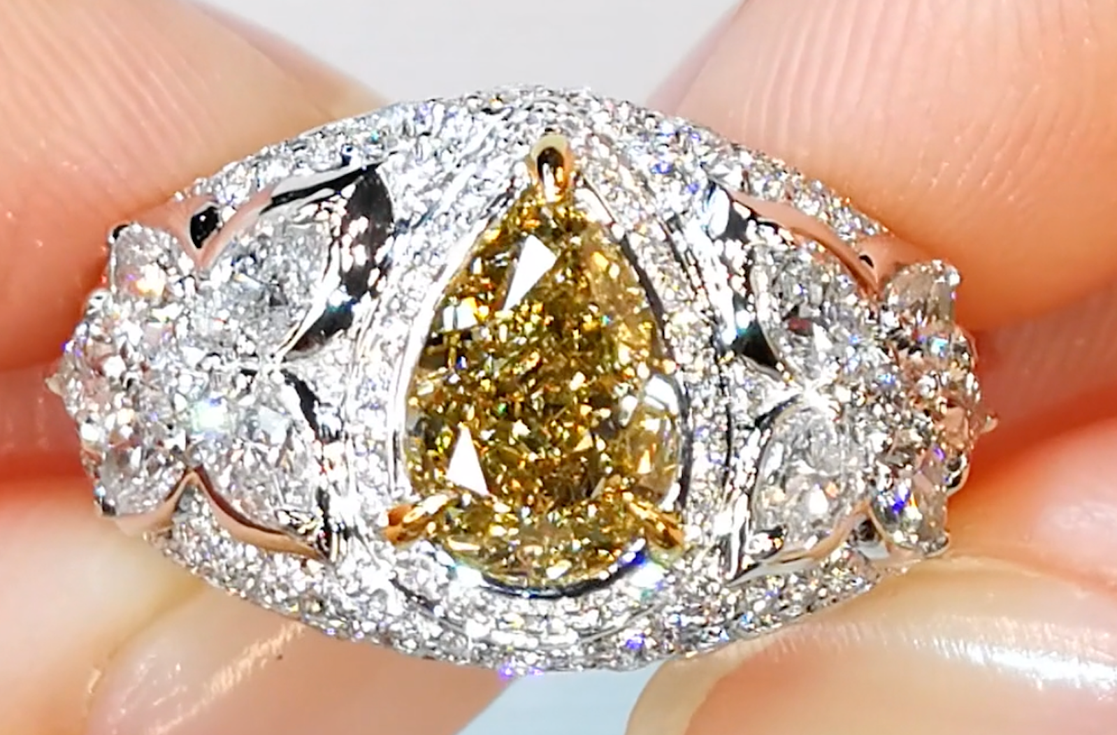 2.01ct Gelber Diamant Ring mit D Flawless Diamanten, eingefasst in Platin mit 22 Karat Gelbgold Krappen