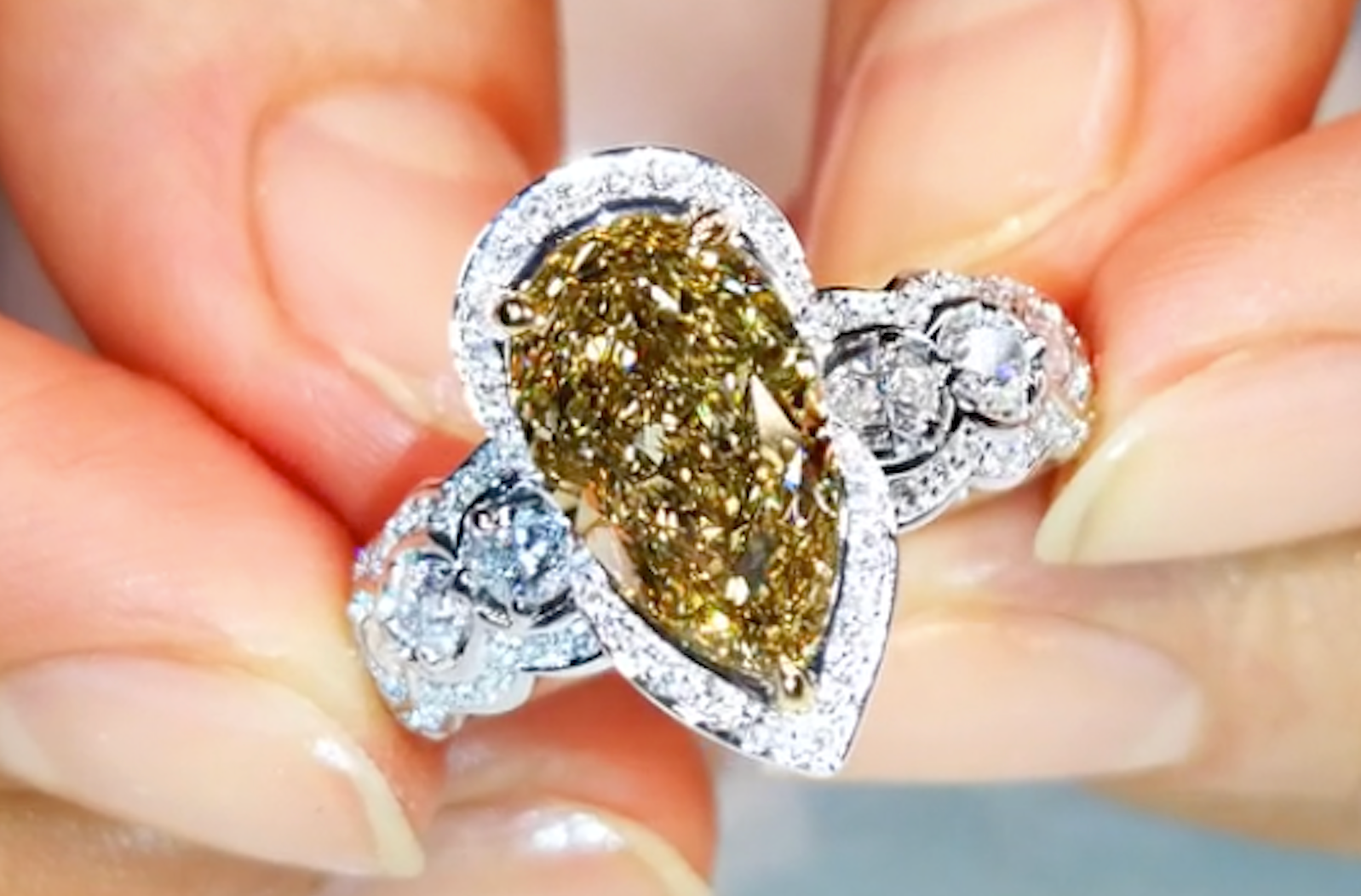 3.02ct Gelber Diamant Ring mit D Flawless Diamanten, eingefasst in 18 Karat Weissgold mit 22 Karat Gelbgold Krappen
