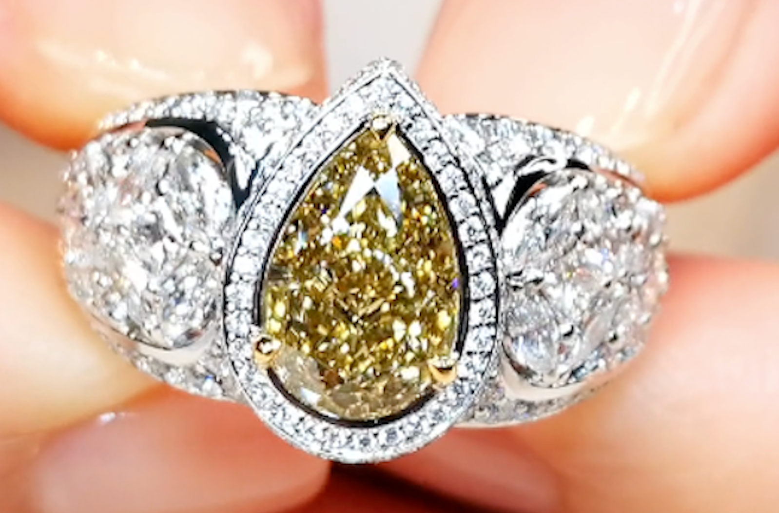 2.08ct Kanariengelber Diamant Ring mit D Flawless Diamanten, eingefasst in 18 Karat Weissgold mit 22 Karat Gelbgold Krappen