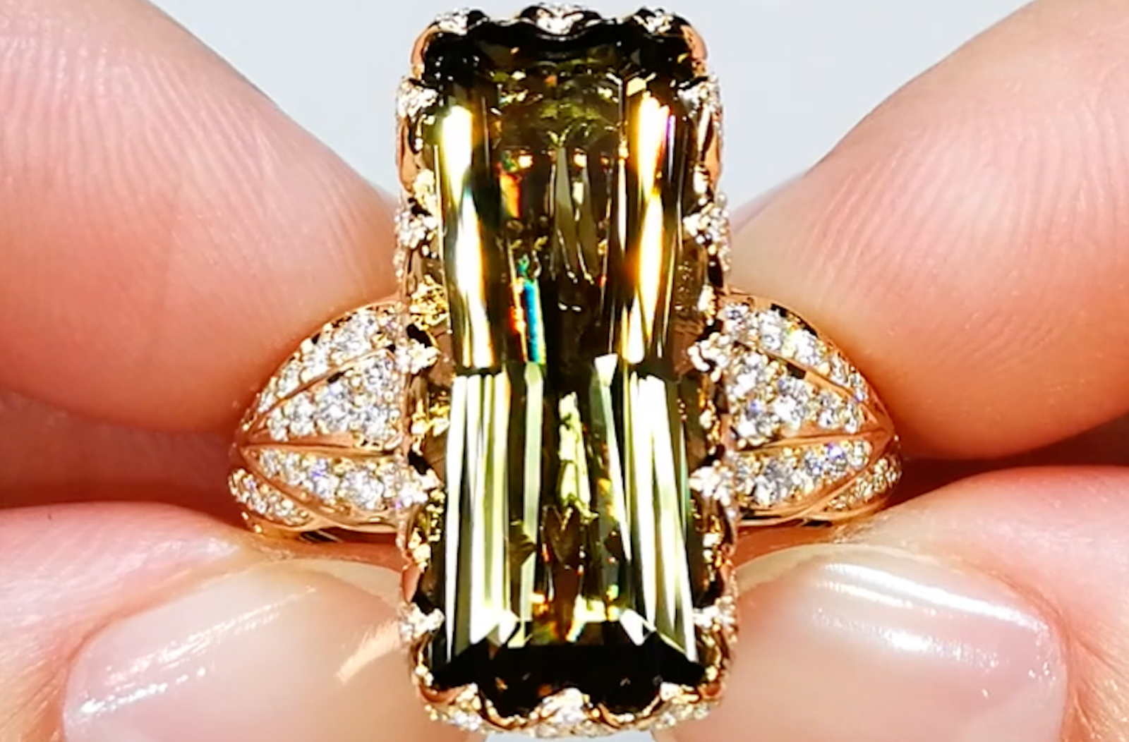 10.41ct Andalusit Ring mit D Flawless Diamanten, eingefasst in 18 Karat Gelbgold