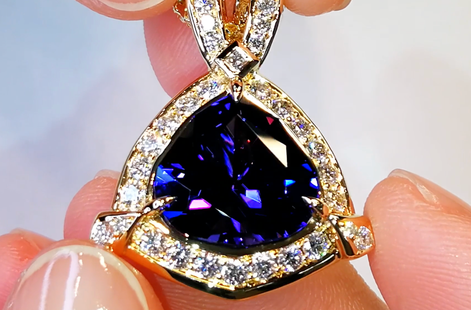 10.24ct Tansanit Halskette mit D Flawless Diamanten, eingefasst in 18 Karat Gelbgold