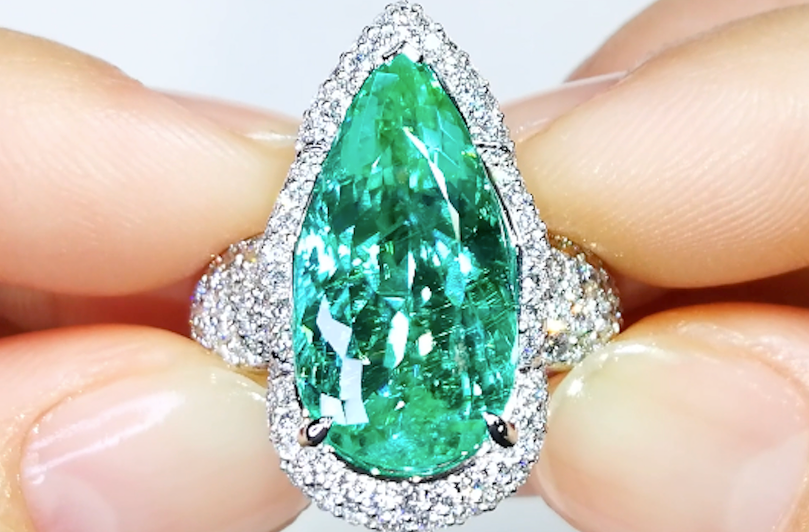 10.90ct Neon Paraiba Turmalin Ring mit D Flawless Diamanten, eingefasst in 18 Karat Weissgold