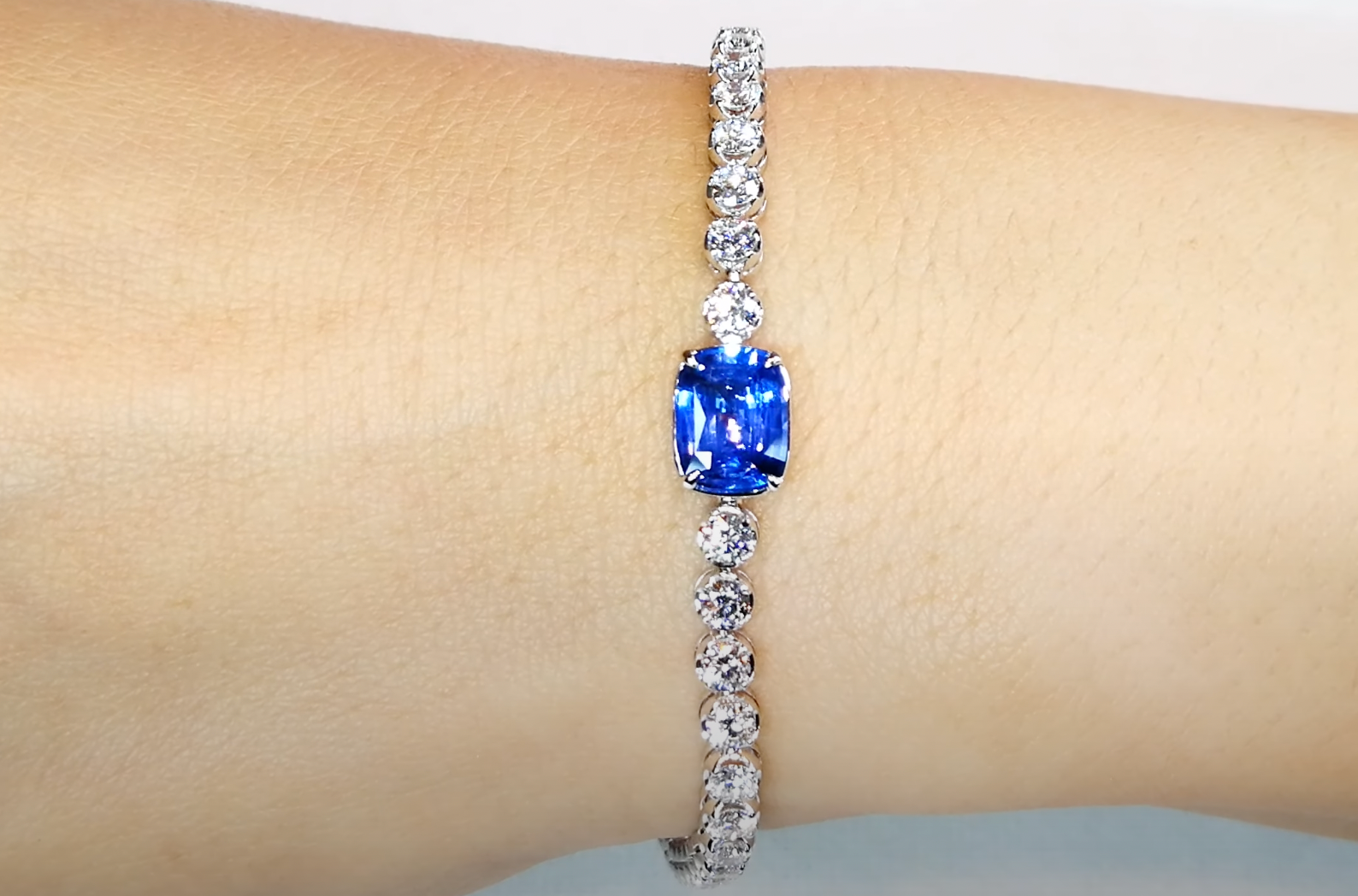 2.04ct nicht erhitzter blauer Ceylon Saphir Armband mit D Flawless Diamanten, eingefasst in 18 Karat Weissgold