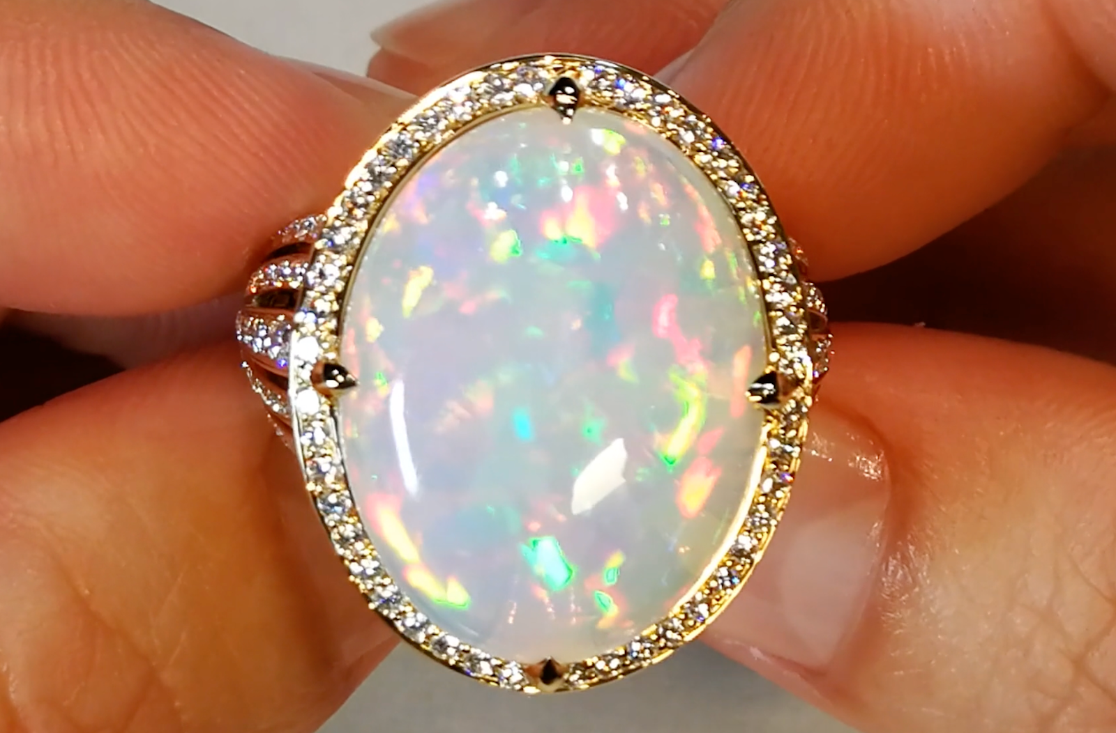 10.40ct Opal Ring mit D Flawless Diamanten, eingefasst in 18 Karat Gelbgold
