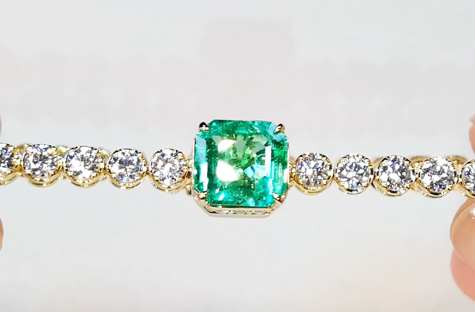 2.68ct kolumbianisches Muzo Smaragd Armband mit D Flawless Diamanten, eingefasst in 18 Karat Gelbgold