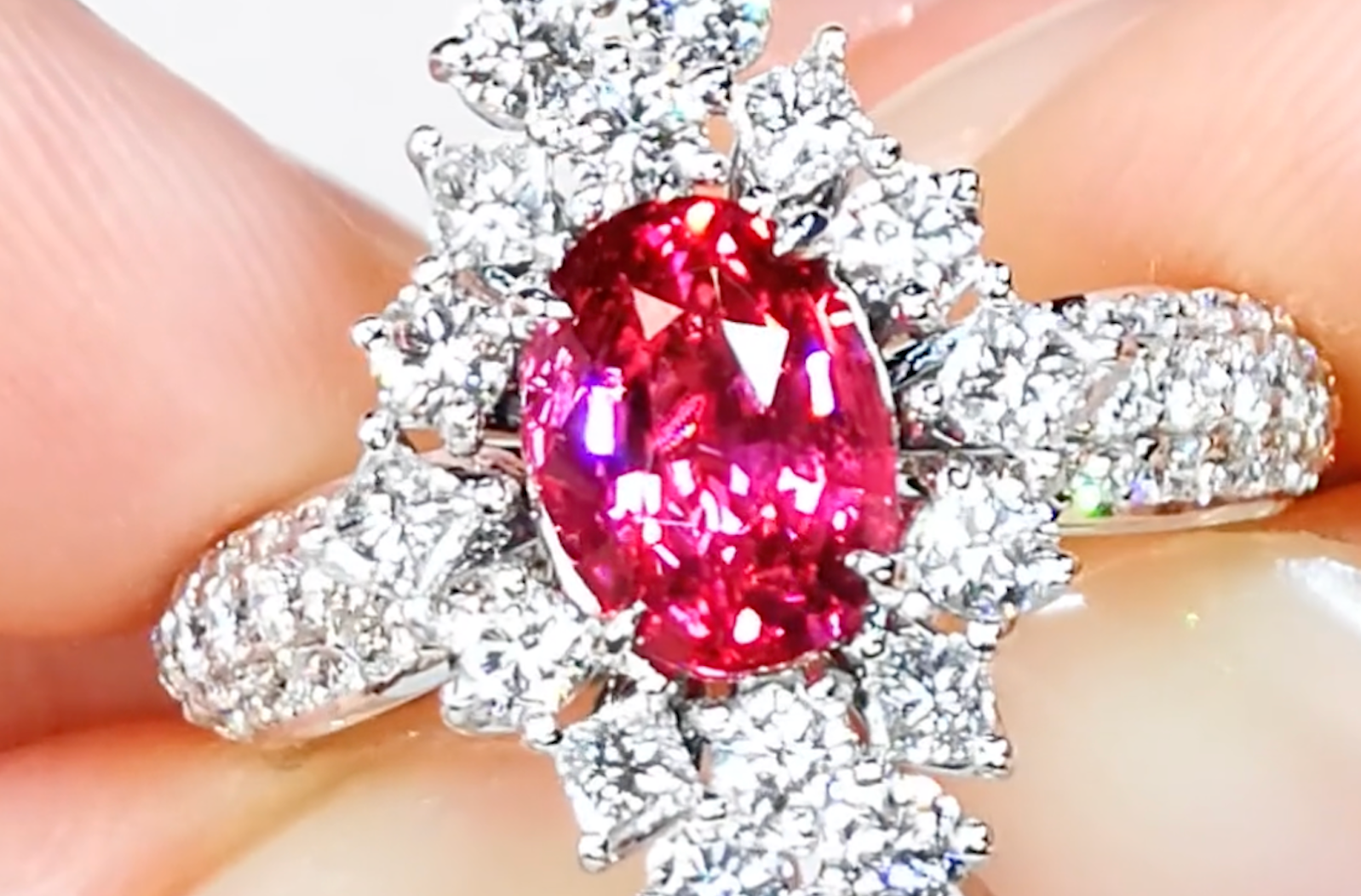2.02ct Jedi Namya Spinell Ring mit D Flawless Diamanten, eingefasst in 18 Karat Weissgold