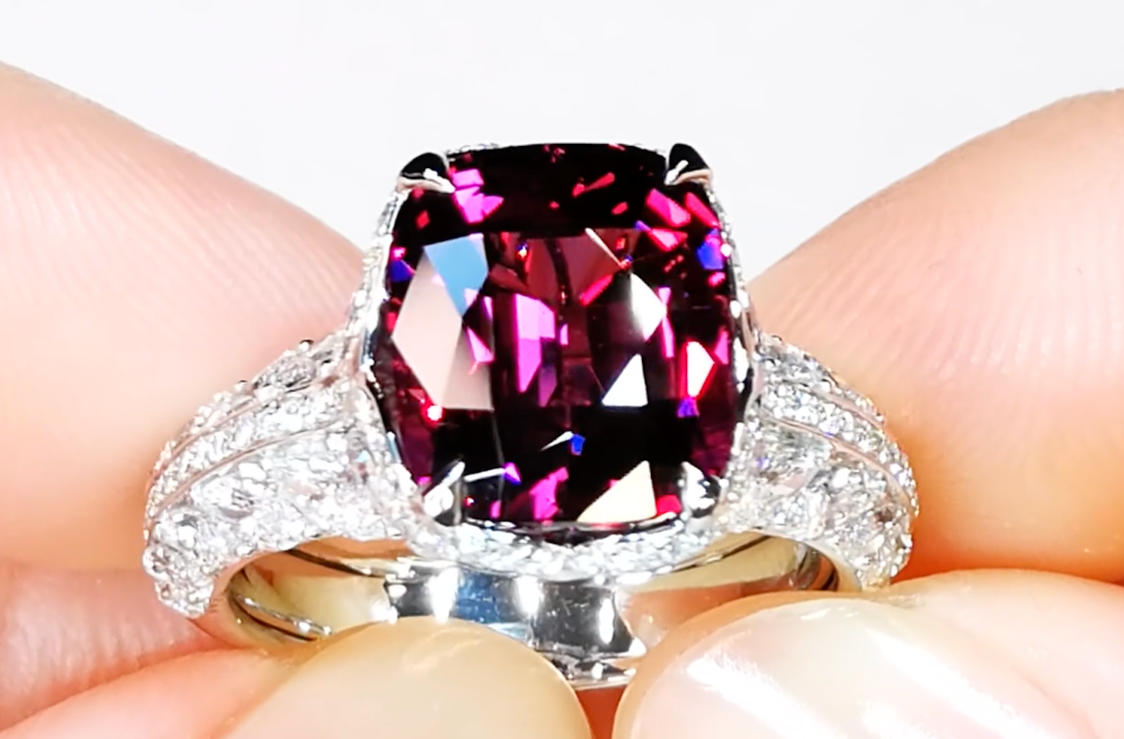 7.30ct Magenta Granat Ring mit D Flawless Diamanten, eingefasst in 18 Karat Weissgold