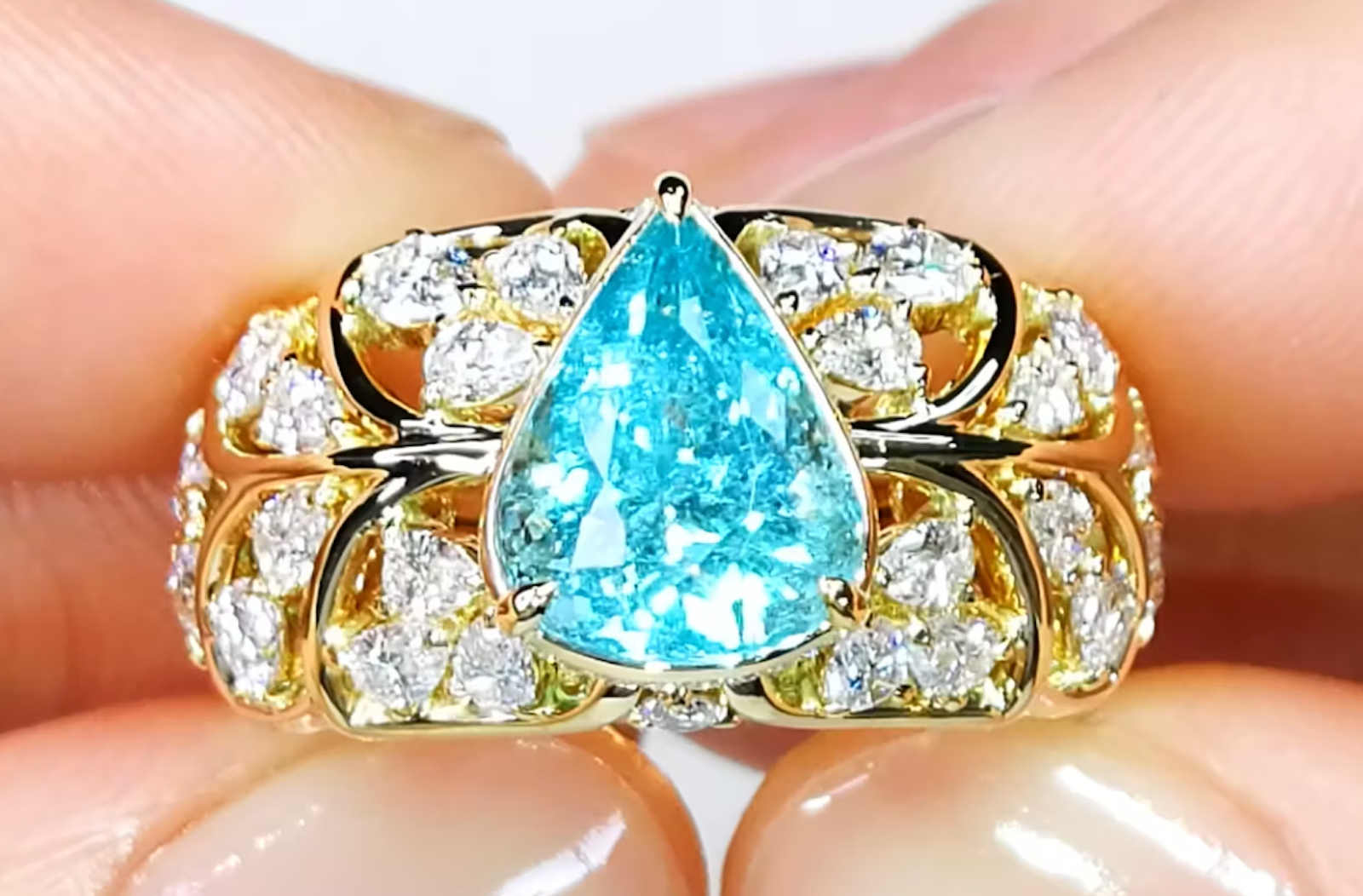 3.17ct Neon Paraiba Turmalin Ring mit D Flawless Diamanten, eingefasst in 18 Karat Gelbgold