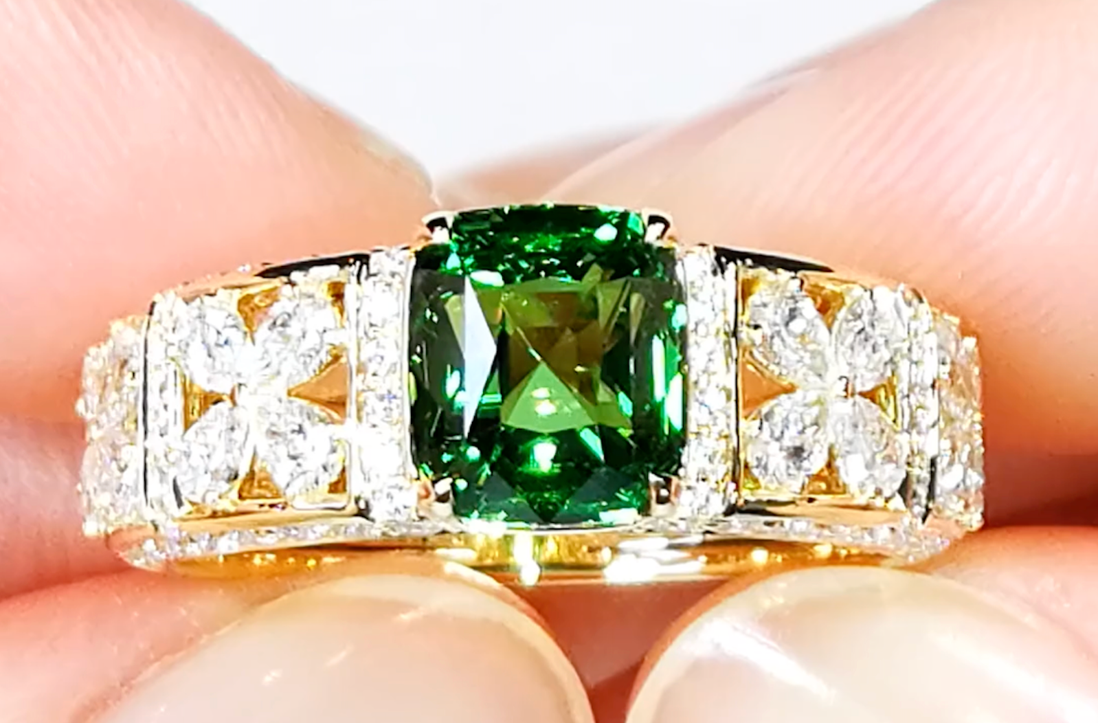 2.44ct neon Tsavorit Granat Ring mit D Flawless Diamanten, eingefasst in 18 Karat Gelbgold