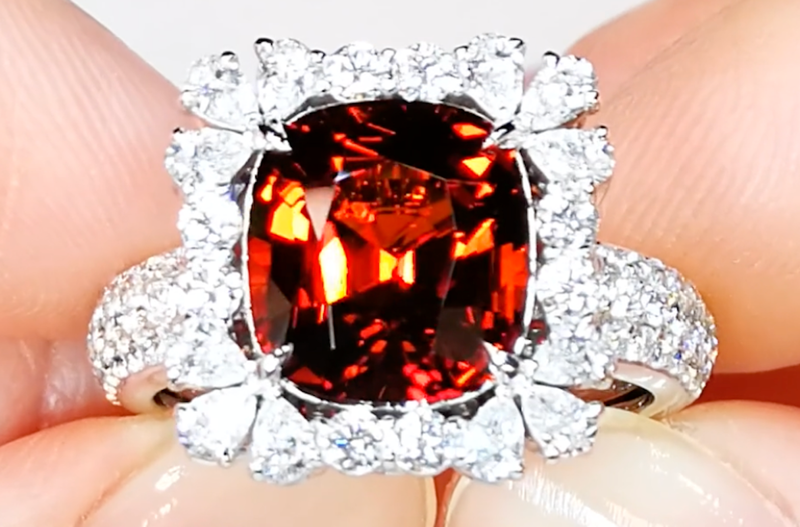 5.14ct Mandarin Granat Ring mit D Flawless Diamanten, eingefasst in 18 Karat Weissgold
