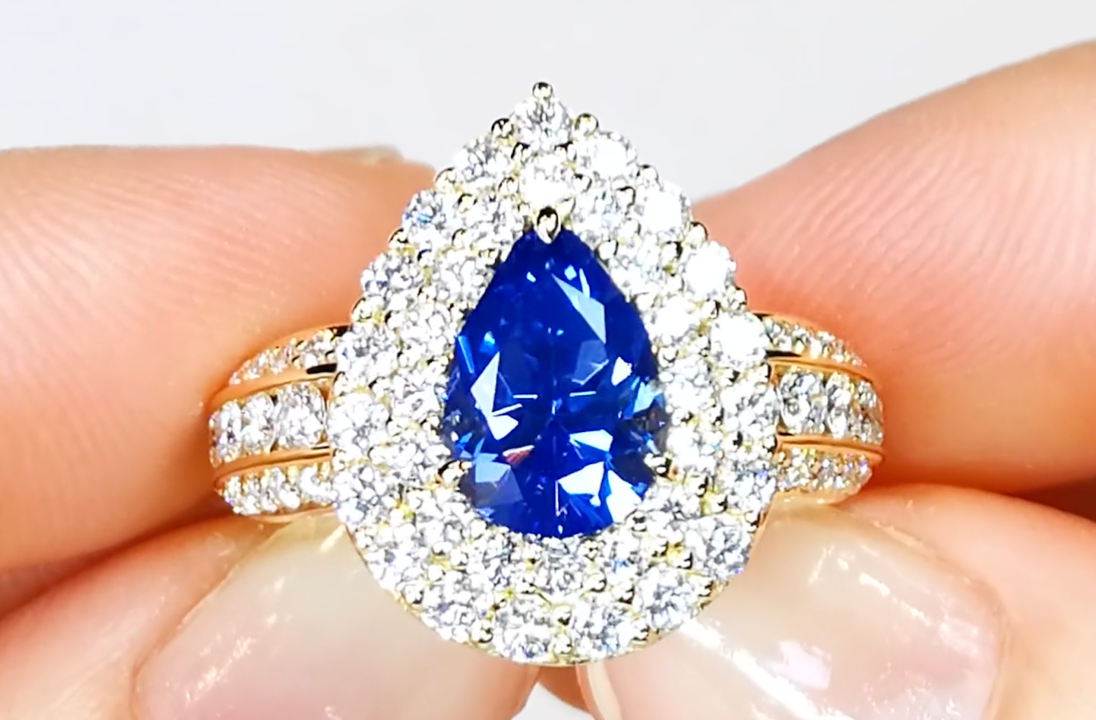 3.18ct nicht erhitzter Vivid kornblumenblauer Ceylon Saphir Ring mit D Flawless Diamanten, eingefasst in 18 Karat Gelbgold