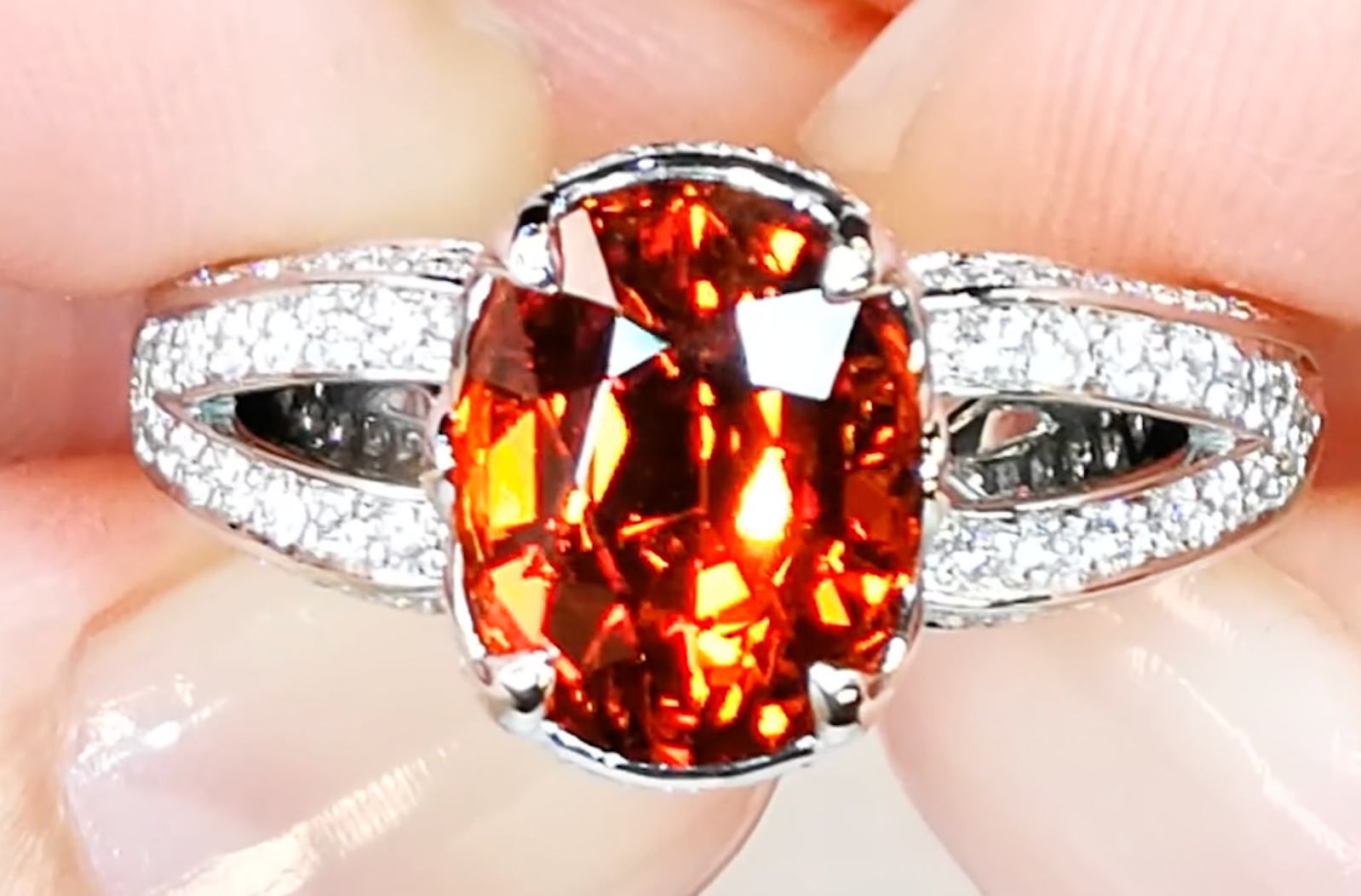 4.22ct Mandarin Granat Ring mit D Flawless Diamanten, eingefasst in 18 Karat Weissgold