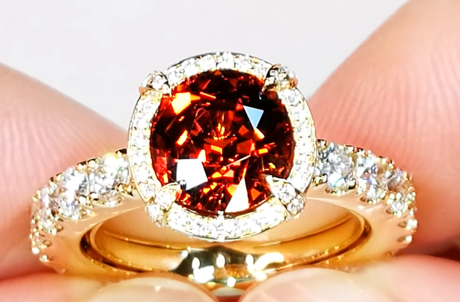 4.25ct Mandarin Granat Ring mit D Flawless Diamanten, eingefasst in 18 Karat Gelbgold