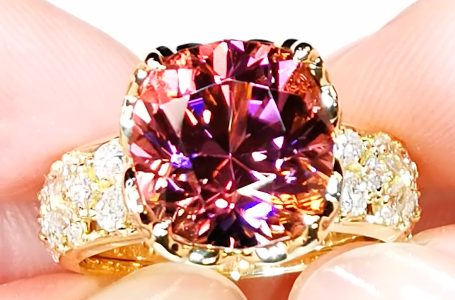 7.80ct pinker Neon Turmalin Ring mit D Flawless Diamanten, eingefasst in 18 Karat Gelbgold