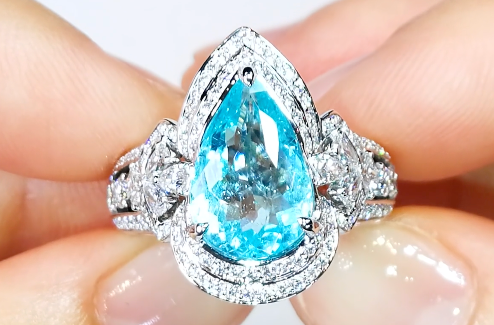 4.55ct Neon Paraiba Turmalin Ring mit D Flawless Diamanten, eingefasst in 18 Karat Weissgold