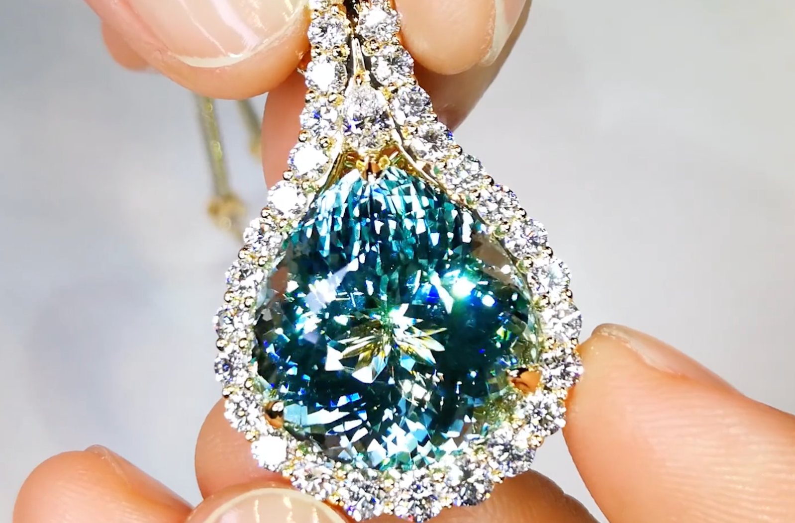 24.91ct nicht erhitzter lupenreiner Paraiba Turmalin Halskette mit D Flawless Diamanten, eingefasst in 18 Karat Gelbgold