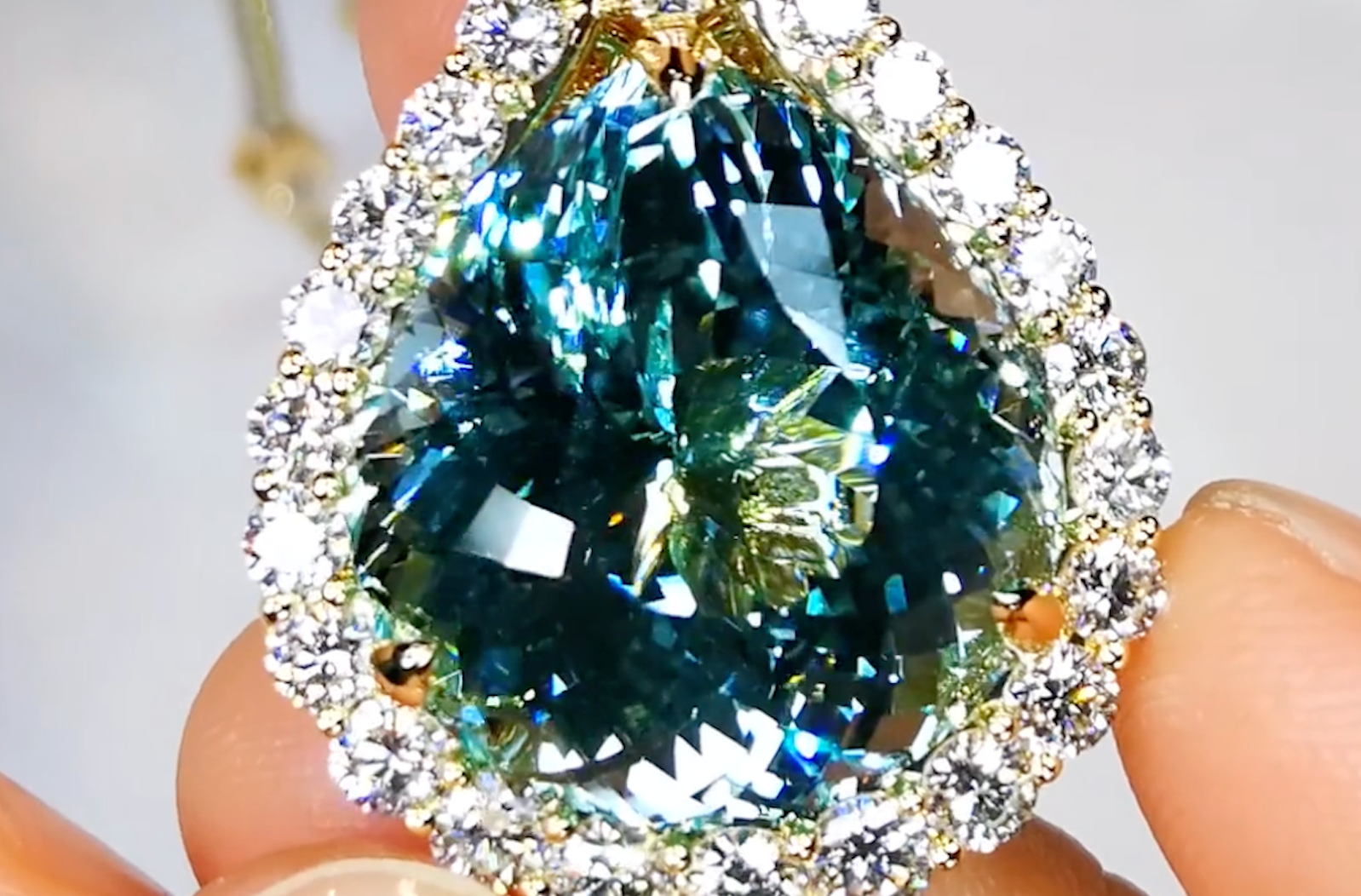 24.91ct nicht erhitzter lupenreiner Paraiba Turmalin Halskette mit D Flawless Diamanten, eingefasst in 18 Karat Gelbgold