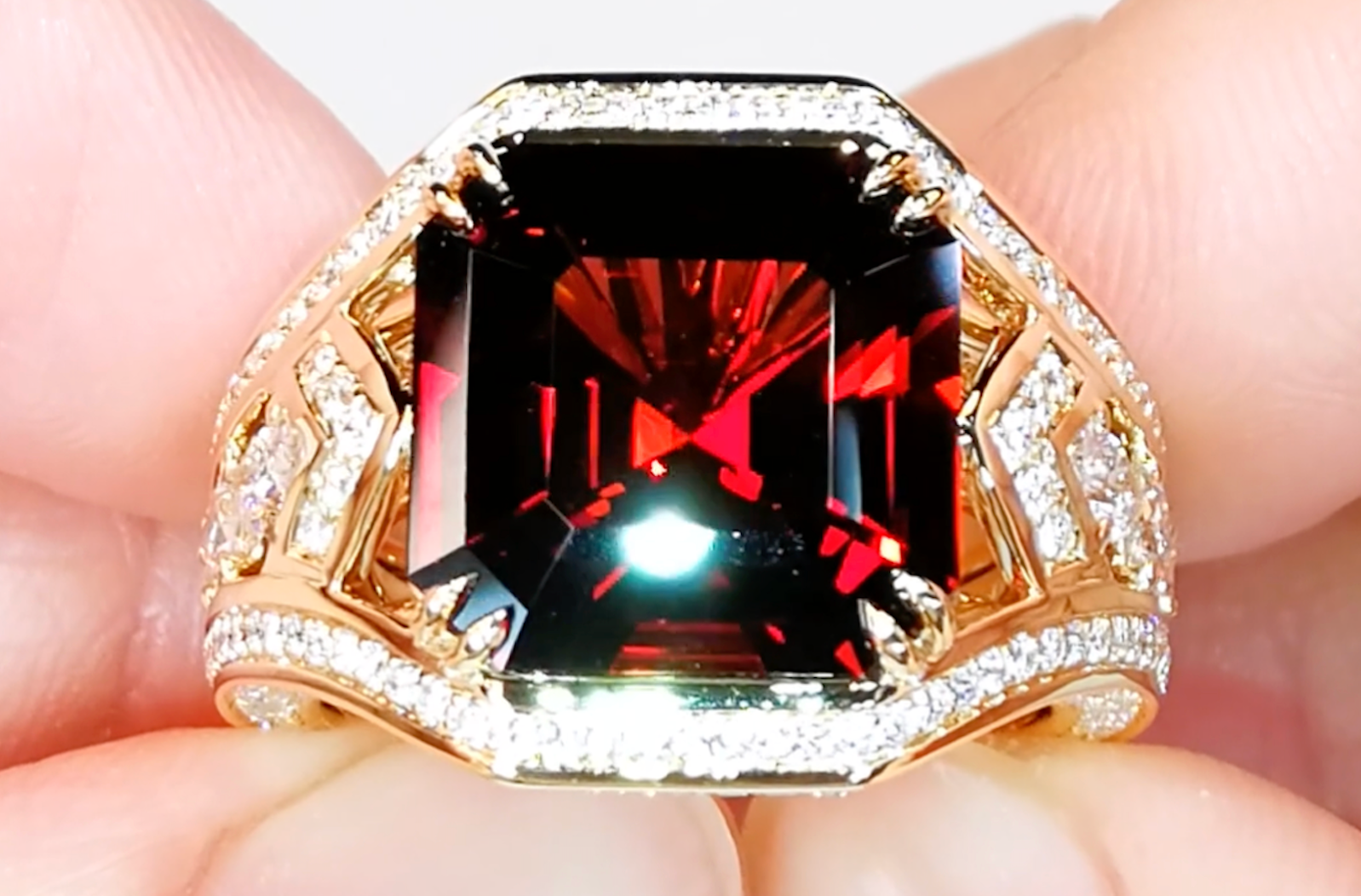 10.15ct Malaya Granat Ring mit D Flawless Diamanten, eingefasst in 18 Karat Gelbgold