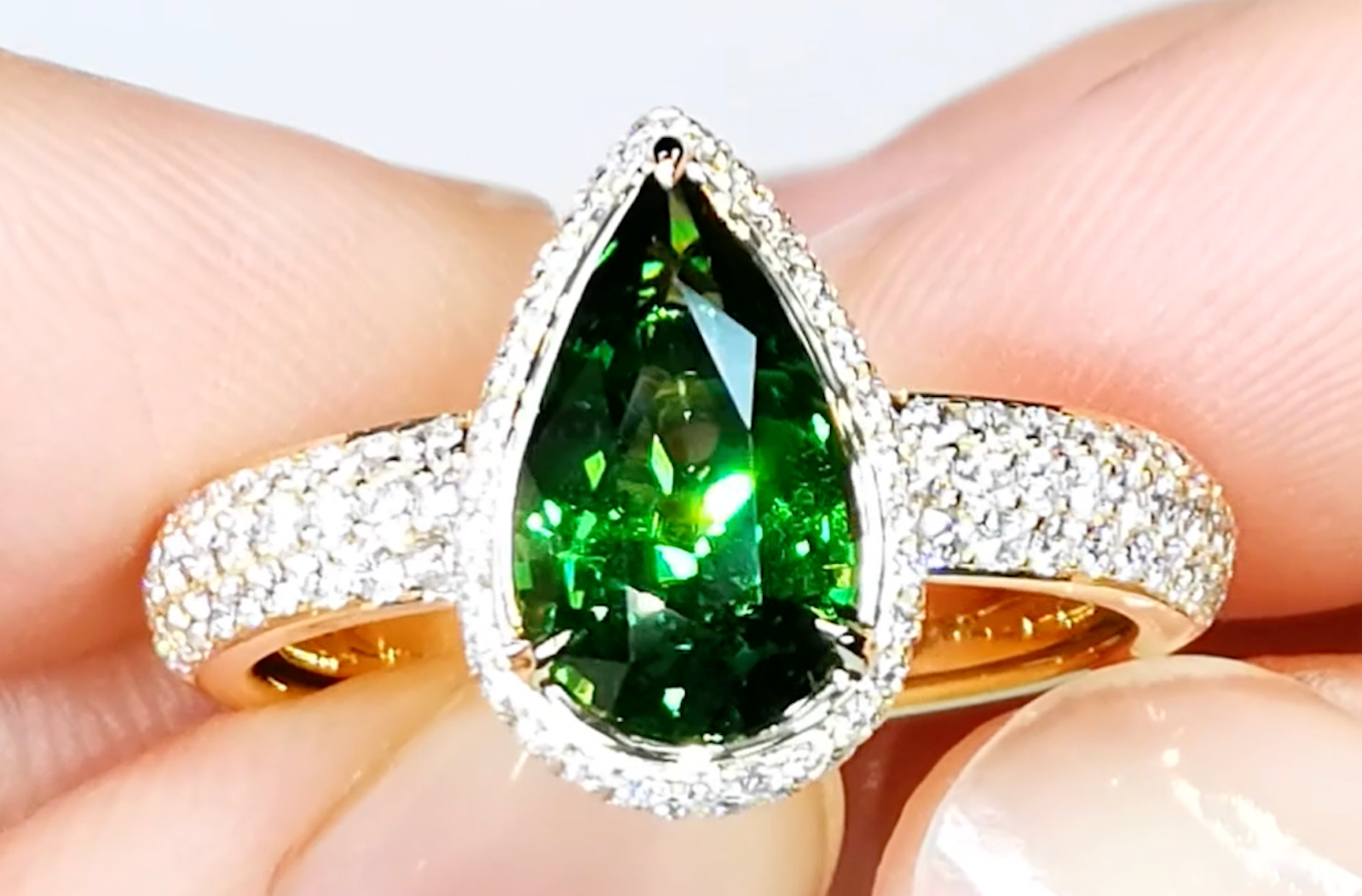 2.43ct Tsavorit Granat Ring mit D Flawless Diamanten, eingefasst in 18 Karat Gelbgold