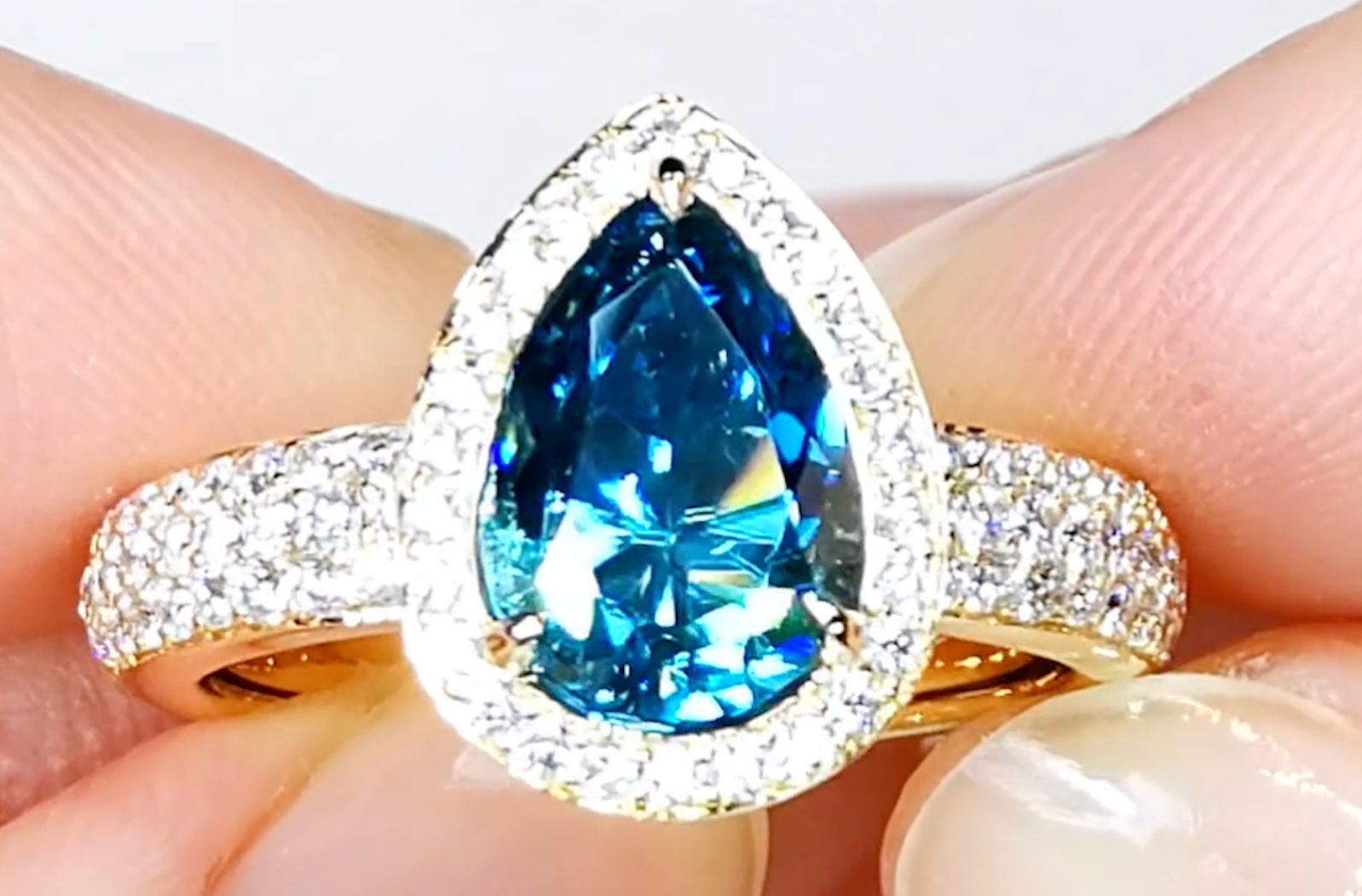 5.20ct blauer Zirkon Ring mit D Flawless Diamanten, eingefasst in 18 Karat Gelbgold