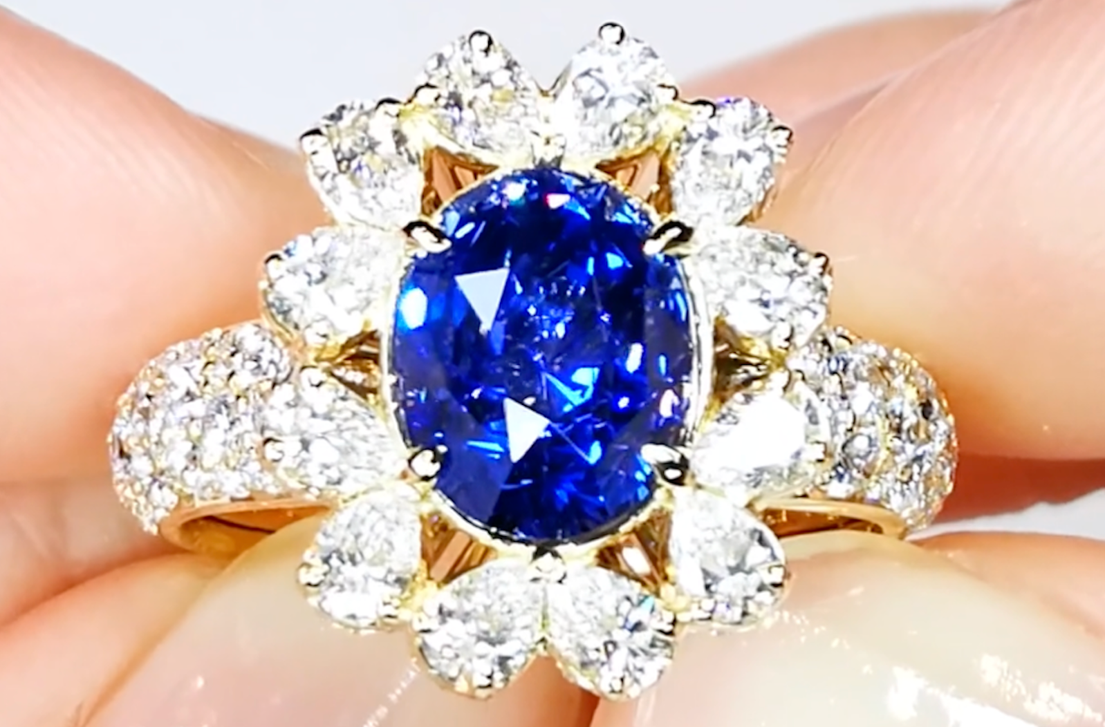 4.10ct nicht erhitzter royal blauer Ceylon Saphir Ring mit D Flawless Diamanten, eingefasst in 18 Karat Gelbgold