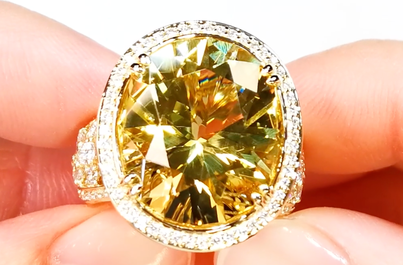 16.68ct kanariengelber Apatit Ring mit D Flawless Diamanten, eingefasst in 18 Karat Gelbgold