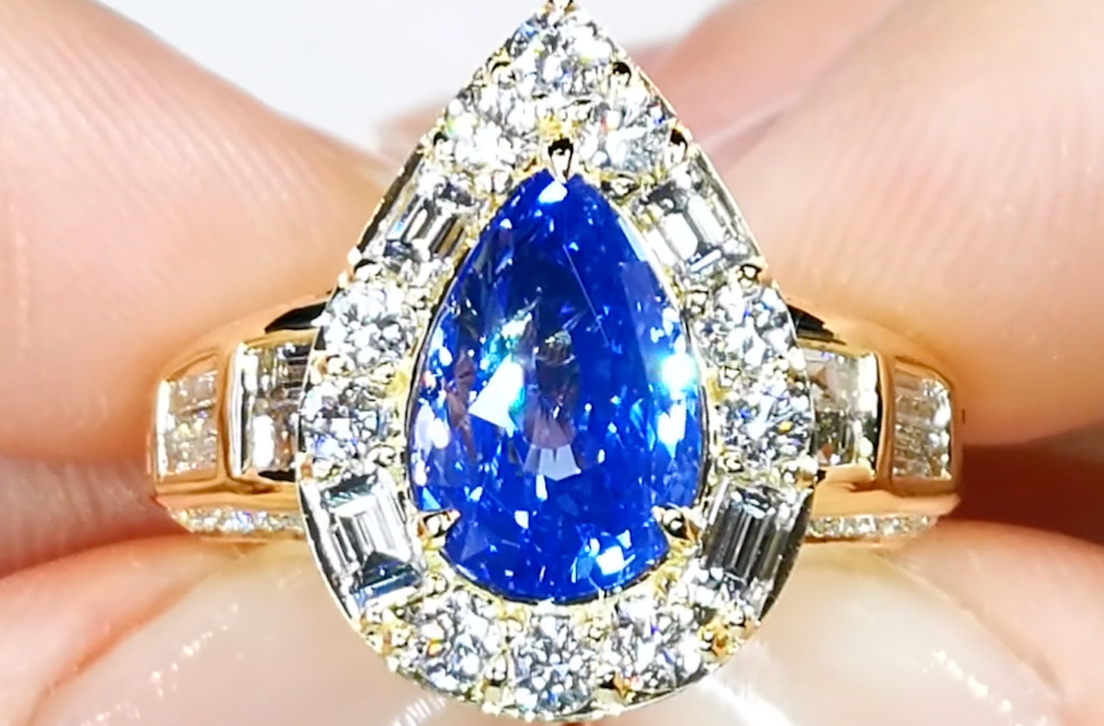 4.18ct nicht erhitzter Vivid kornblumenblauer Saphir Ring mit D Flawless Diamanten, eingefasst in 18 Karat Gelbgold