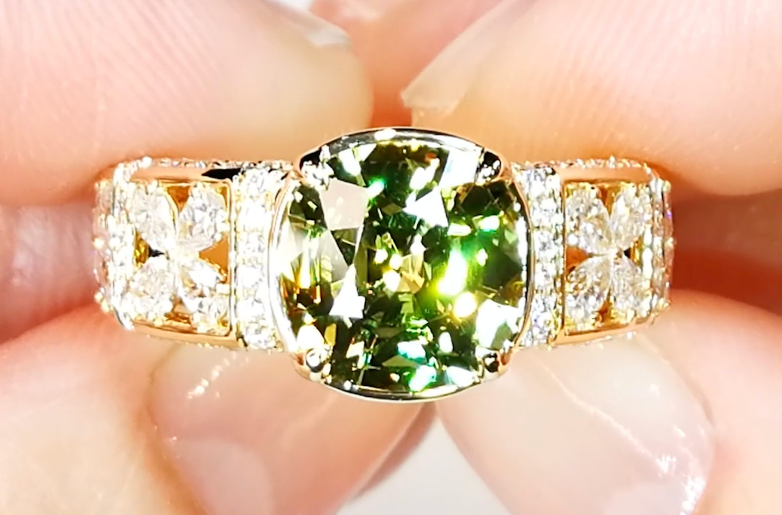 3.32ct Mali Granat Ring mit D Flawless Diamanten, eingefasst in 18 Karat Gelbgold