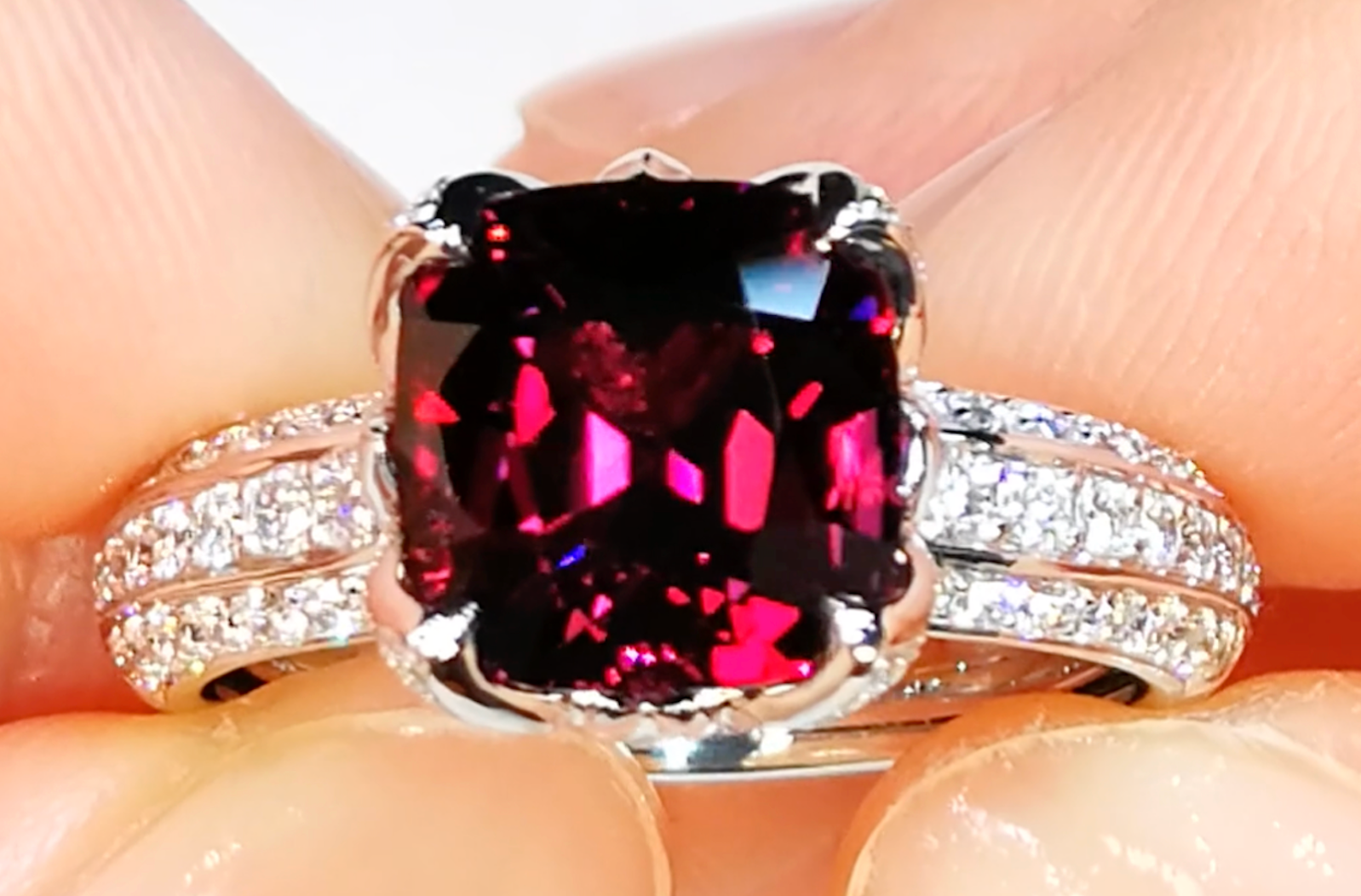 5.23ct Magenta Granat Ring mit D Flawless Diamanten, eingefasst in 18 Karat Weissgold