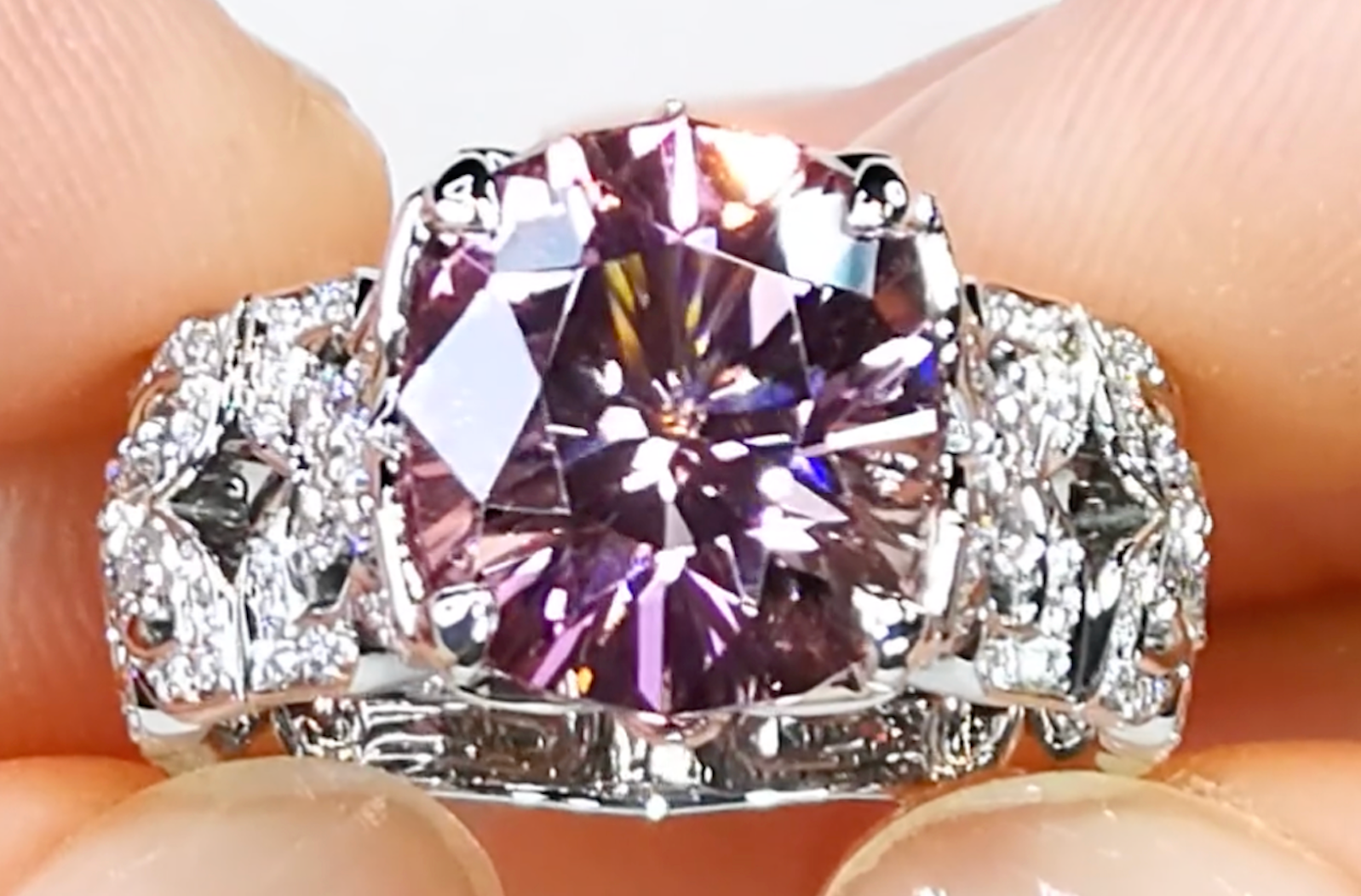 5.71ct Neon Turmalin Ring mit D Flawless Diamanten, eingefasst in 18 Karat Weissgold