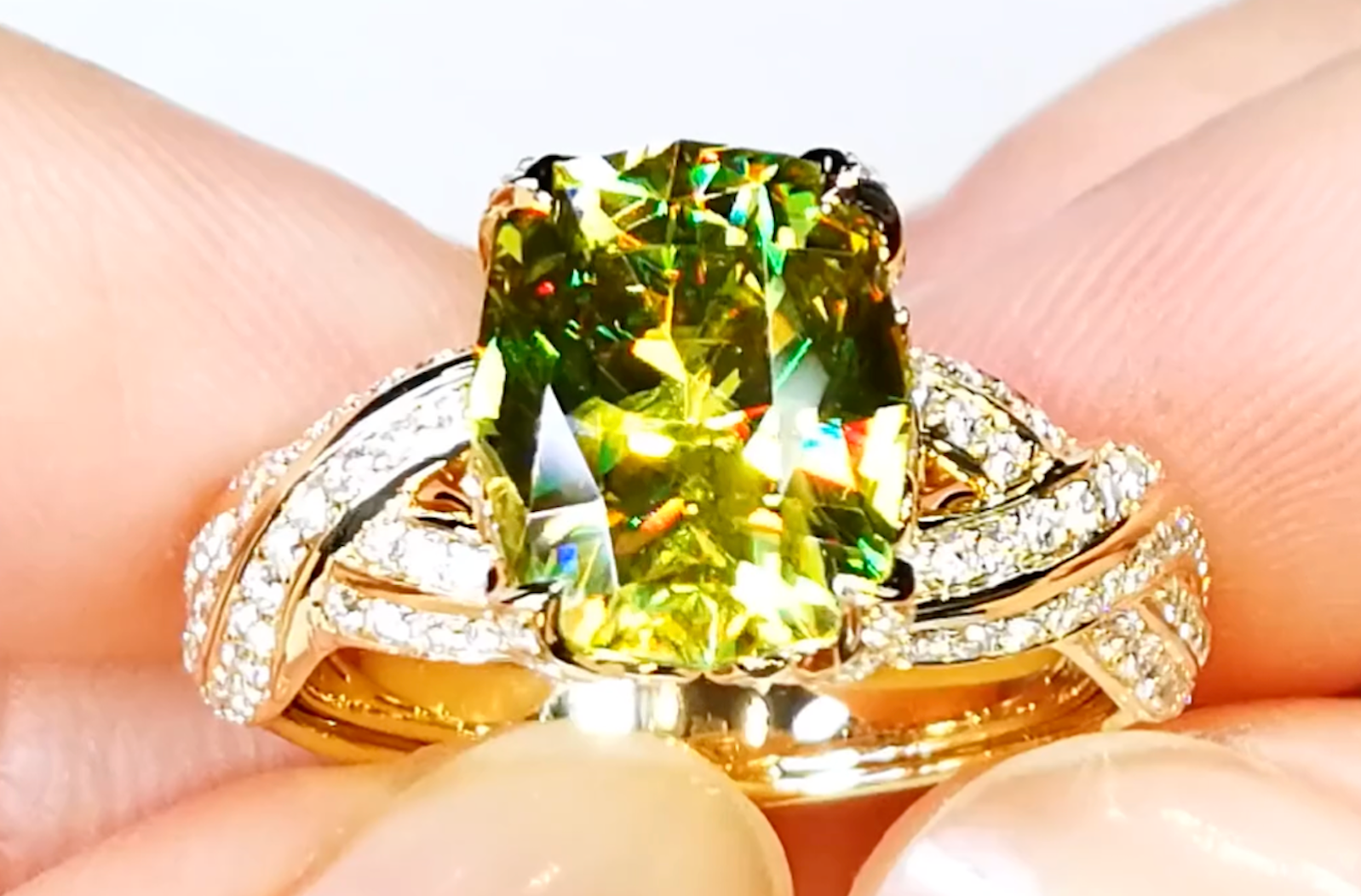 4.45ct Sphen Ring mit D Flawless Diamanten, eingefasst in 18 Karat Gelbgold