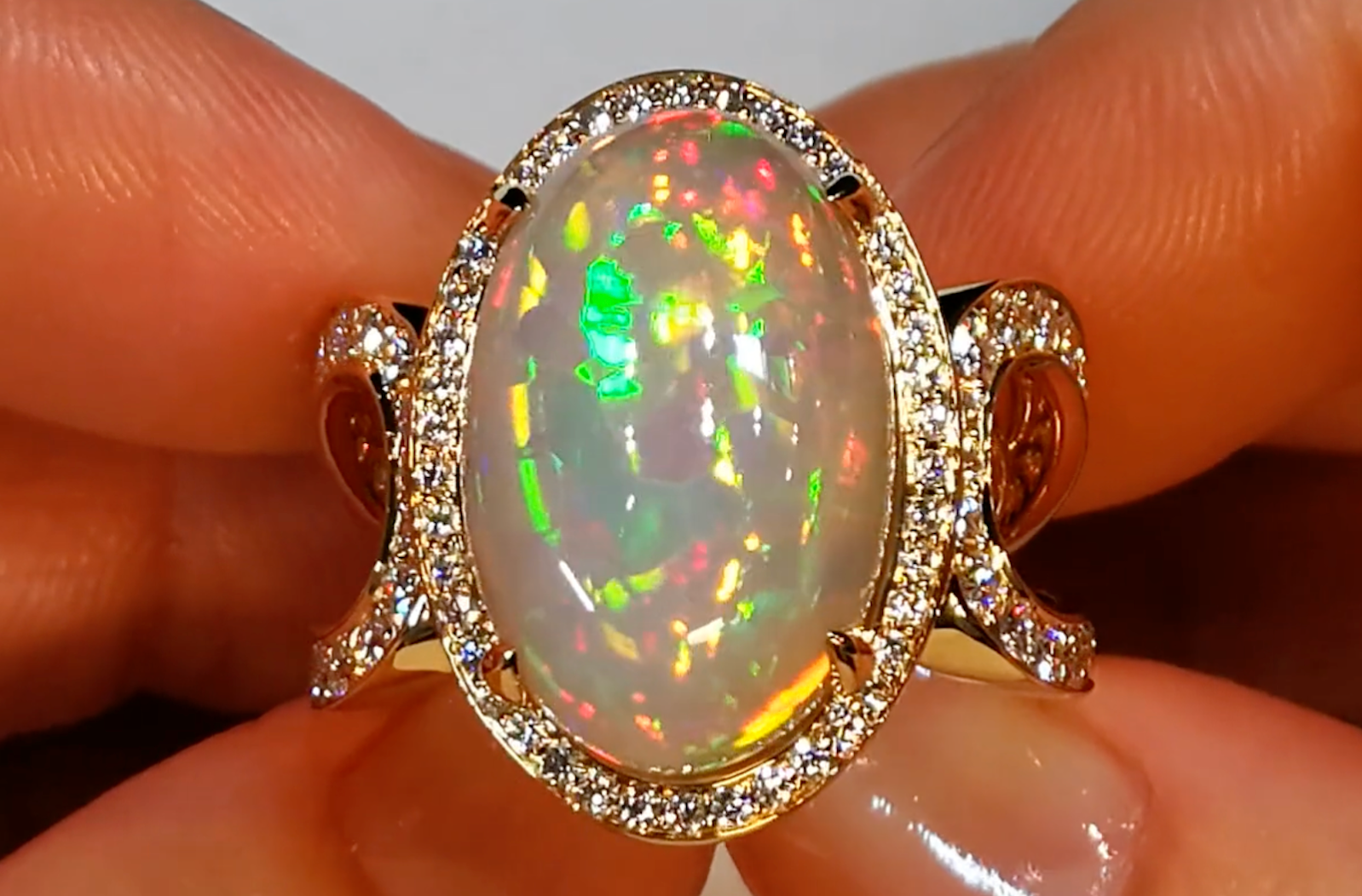 10.12ct schwarzer indonesischer Opal Ring mit D Flawless Diamanten, eingefasst in 18 Karat Gelbgold