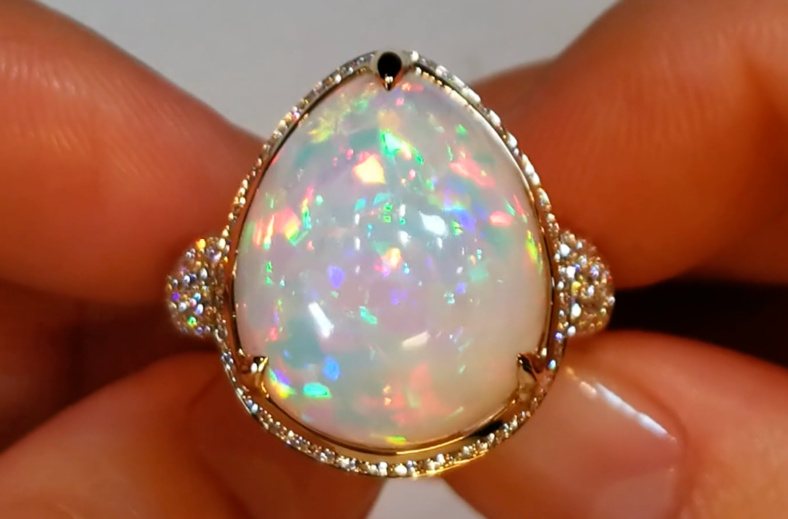 11.28ct Opal Ring mit D Flawless Diamanten, eingefasst in 18 Karat Gelbgold