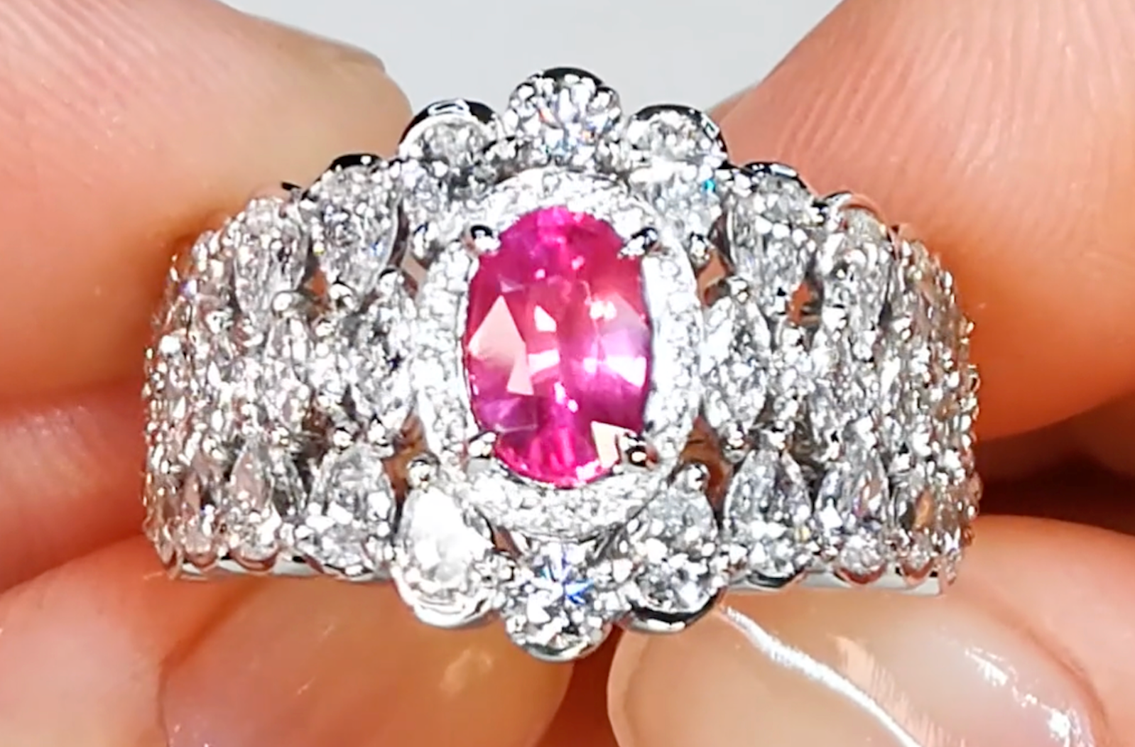 1.02ct nicht erhitzter Sonnenaufgang Padparadscha Saphir Ring mit D Flawless Diamanten, eingefasst in 18 Karat Weissgold