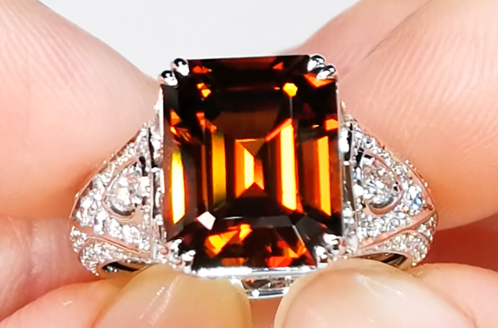 8.89ct orangefarbener Zirkon Ring mit D Flawless Diamanten, eingefasst in 18 Karat Weissgold