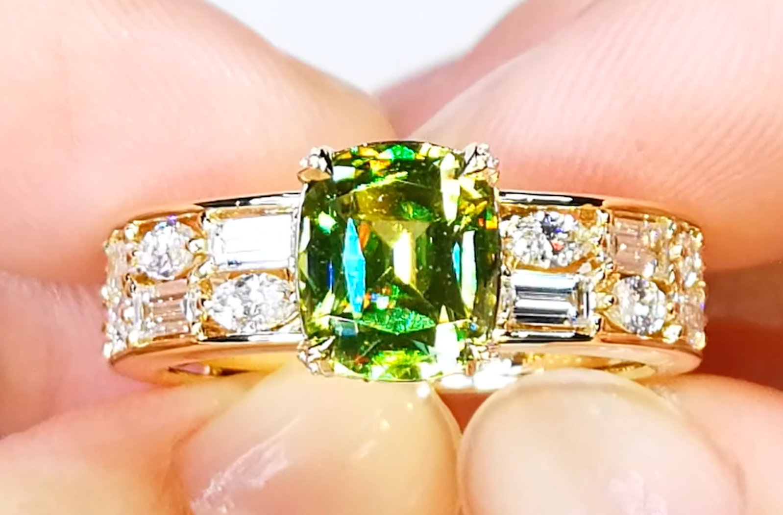 2.35ct farbwechselnder Sphen Ring mit D Flawless Diamanten, eingefasst in 18 Karat Gelbgold