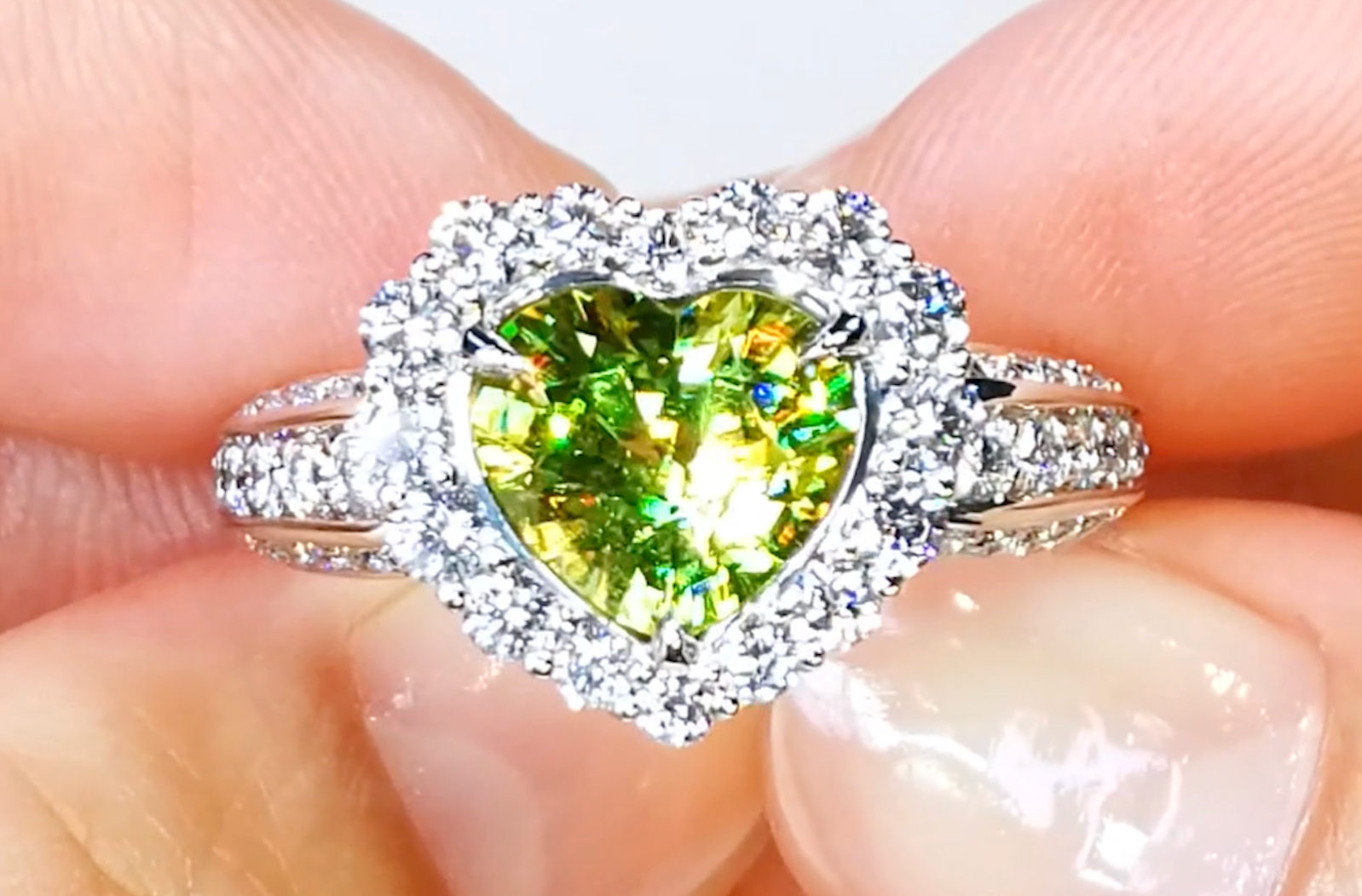 2.22ct grüner Sphen Ring mit D Flawless Diamanten, eingefasst in 18 Karat Weissgold