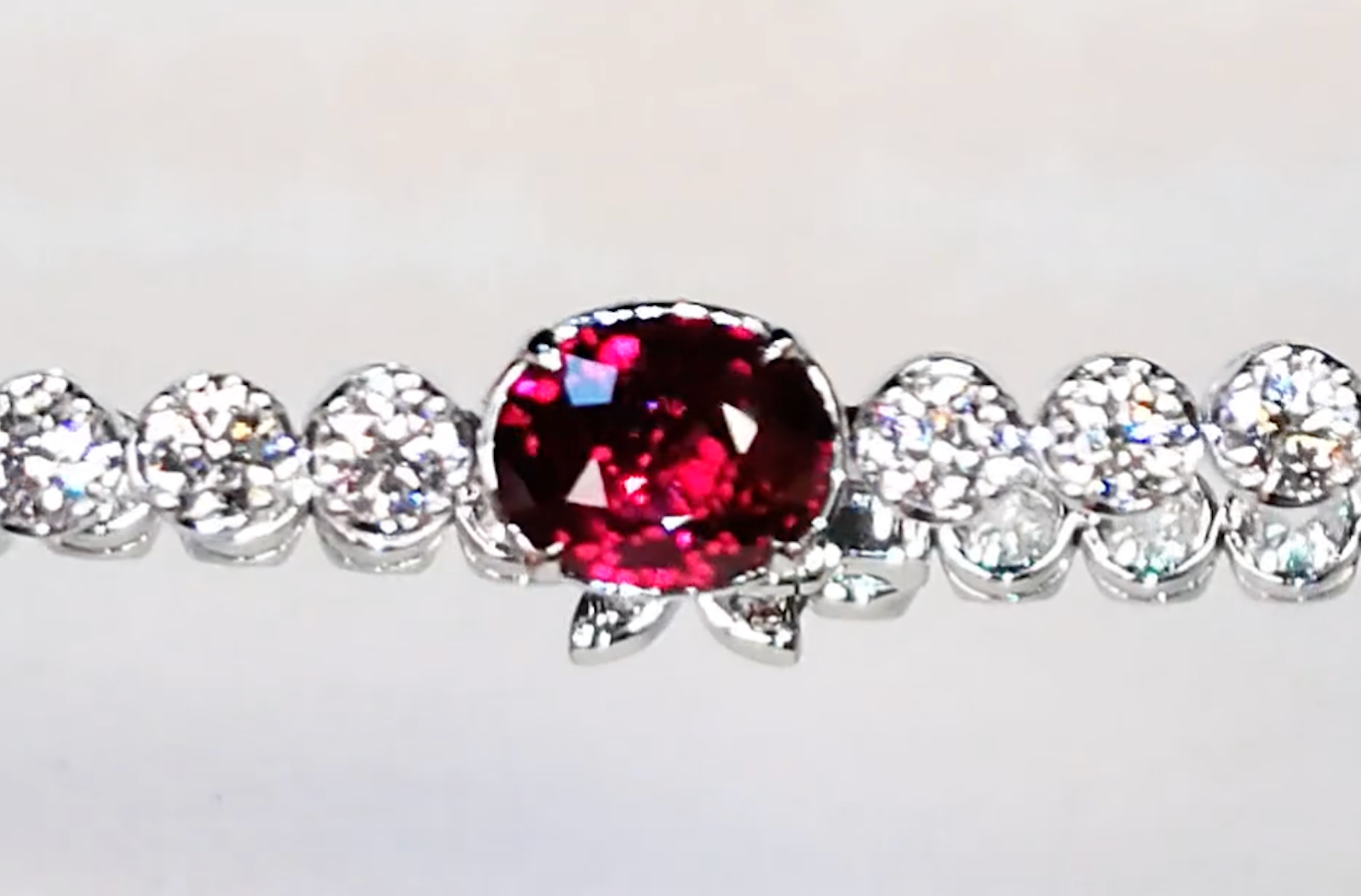 1.52ct nicht erhitzter taubenblutroter Montepuez Rubin Armband mit D Flawless Diamanten, eingefasst in 18 Karat Weissgold