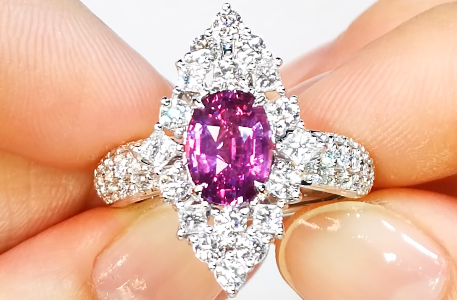 2.53ct nicht erhitzter vivid pinker Saphir Ring mit D Flawless Diamanten, eingefasst in 18 Karat Weissgold