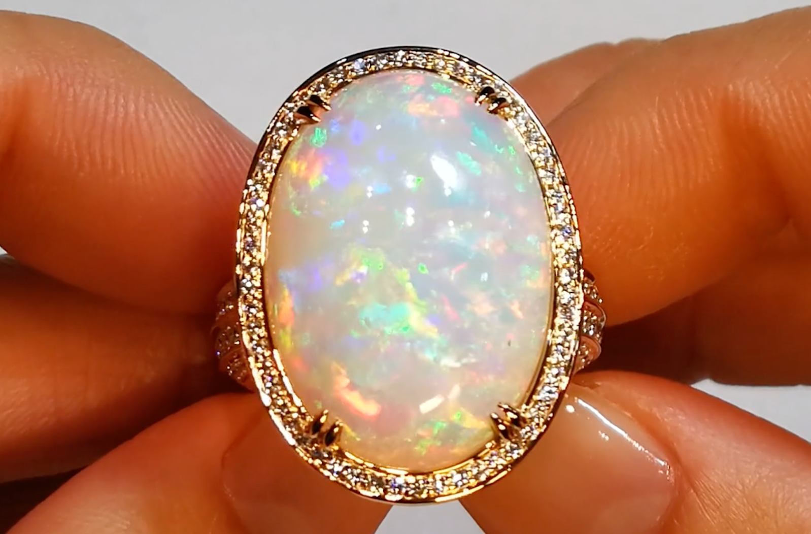 15.60ct Opal Ring mit D Flawless Diamanten, eingefasst in 18 Karat Gelbgold