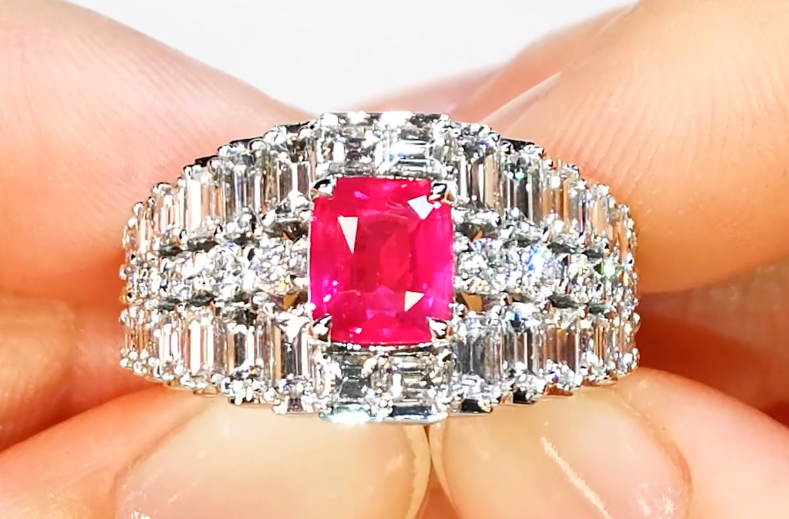 2.05ct nicht erhitzter Neon Rubin Ring mit D Flawless Diamanten, eingefasst in 18 Karat Weissgold