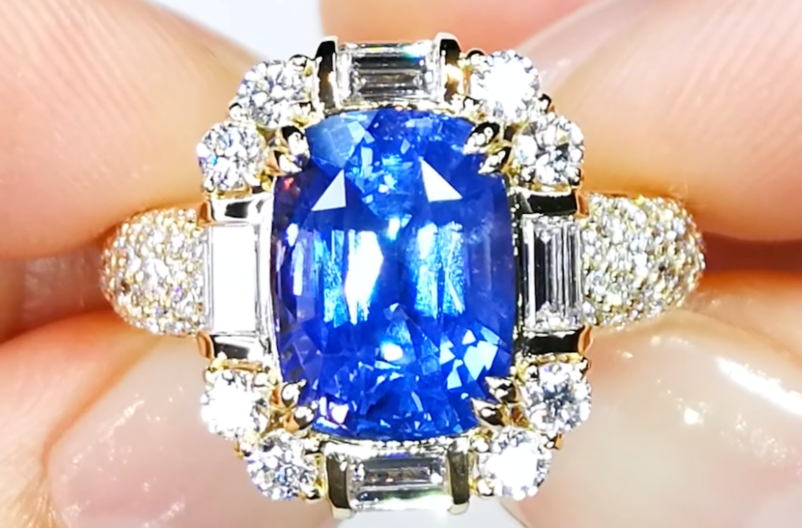6.04ct nicht erhitzter kornblumenblauer Ceylon Saphir Ring mit D Flawless Diamanten, eingefasst in 18 Karat Gelbgold