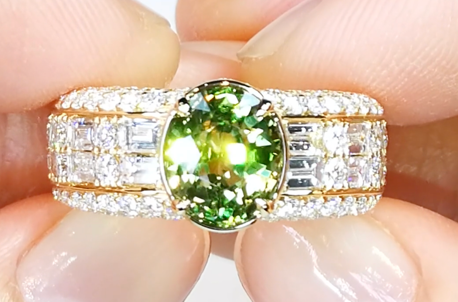 3.03ct Vanadium Chrysoberyll Ring mit D Flawless Diamanten, eingefasst in 18 Karat Gelbgold