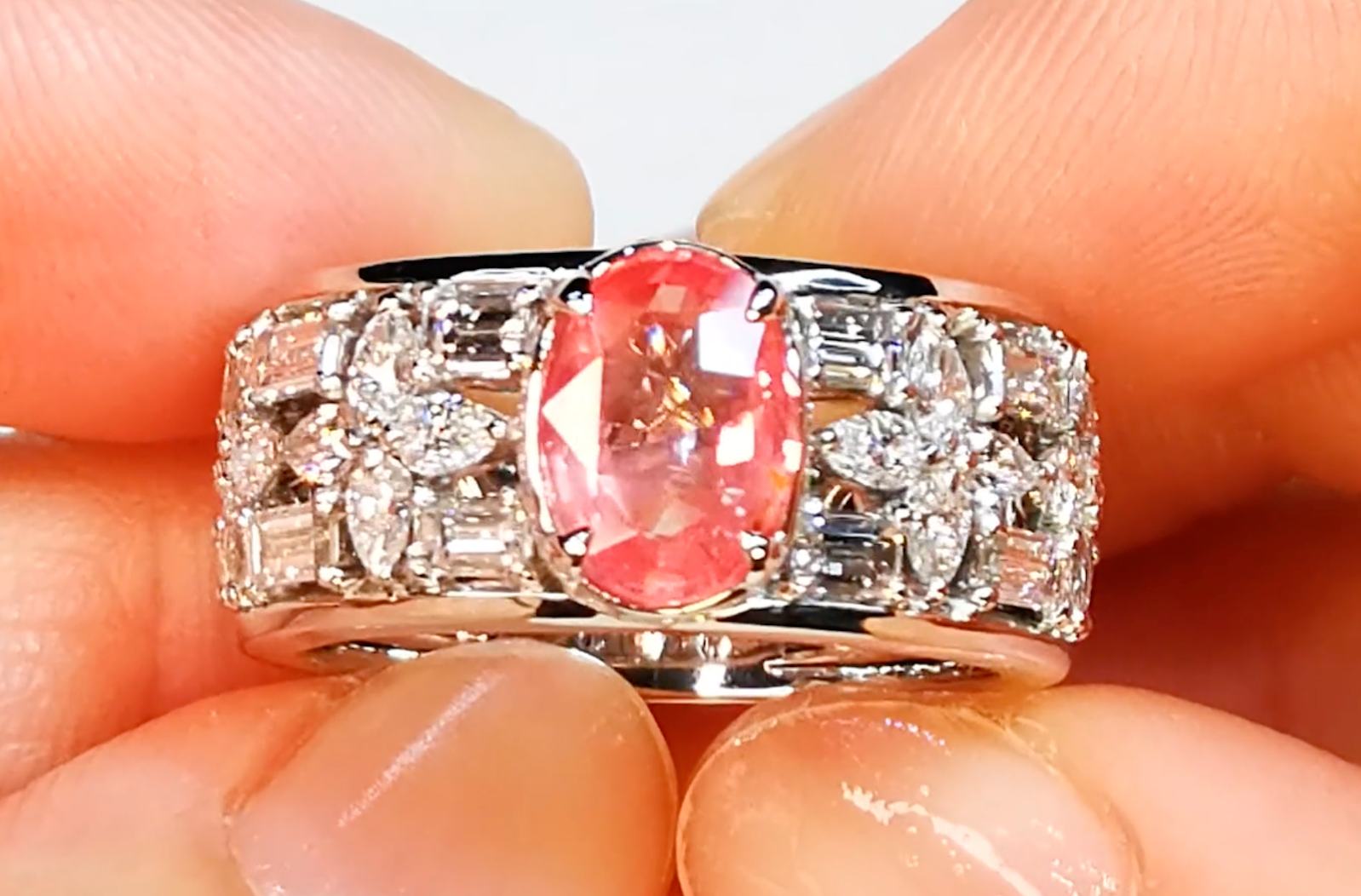 2.06ct nicht erhitzter intensiver Sonnenaufgang Padparadscha Saphir Ring mit D Flawless Diamanten, eingefasst in 18 Karat Weissgold