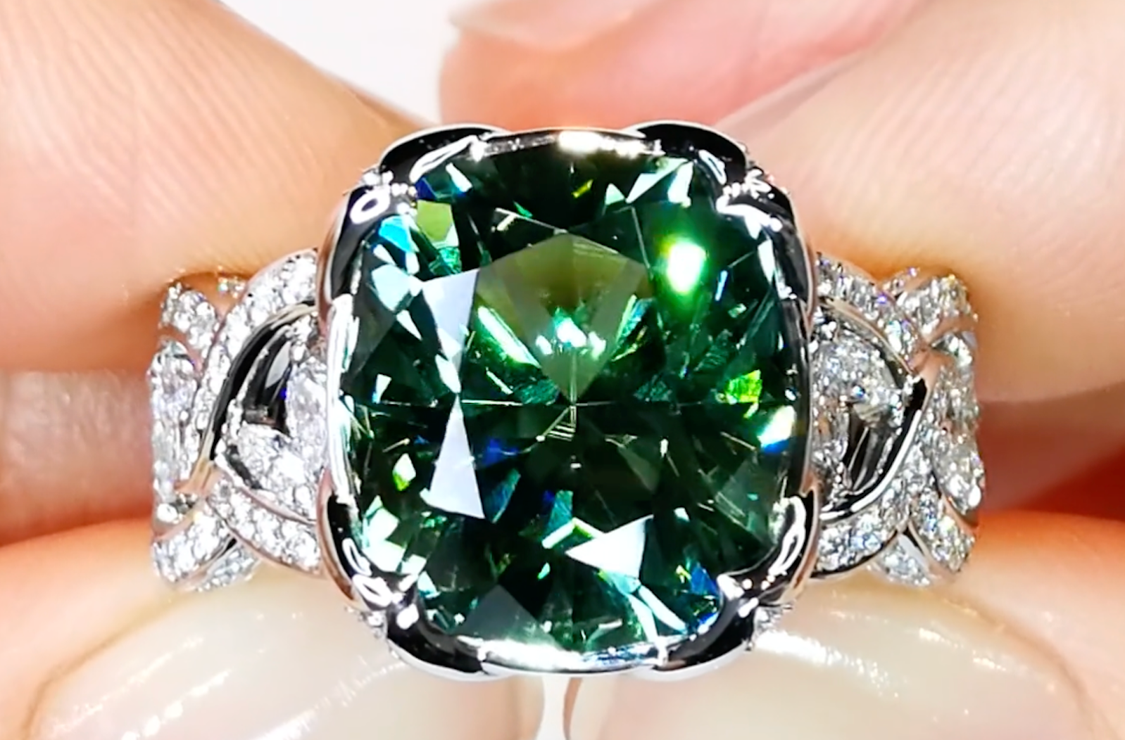 8.29ct Paraiba Turmalin Ring mit D Flawless Diamanten, eingefasst in 18 Karat Weissgold