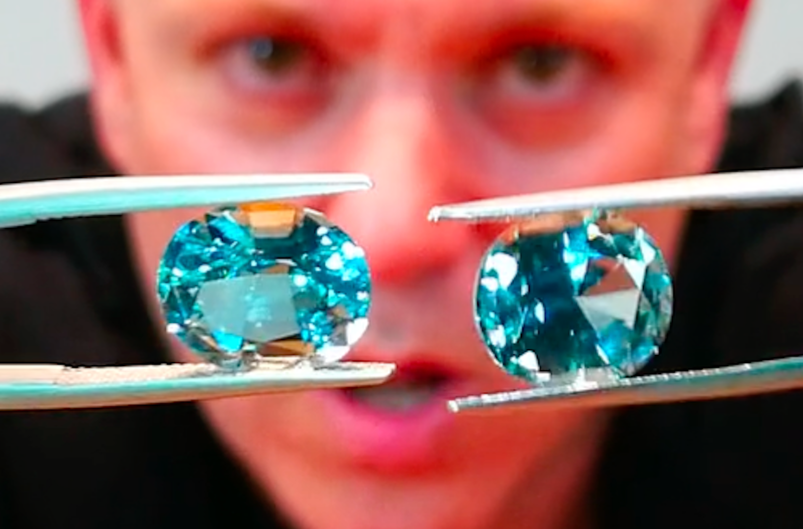 12.86ct Nicht erhitzter Baby Lumina lupenreiner Paraiba Turmalin Ohrringe mit D Flawless Diamant eingefasst in 18 Karat Gelbgold