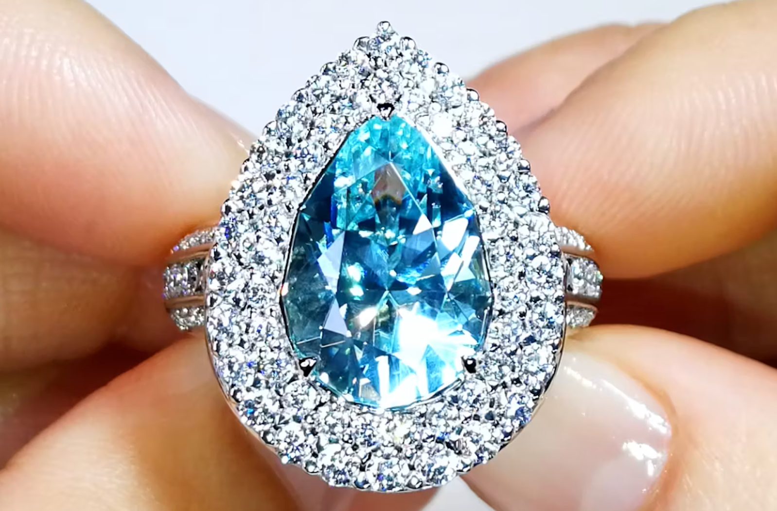 6.72ct Nicht erhitzter Baby Lumina Paraiba Turmalin Ring mit D Flawless Diamant eingefasst in 18 Karat Gelbgold