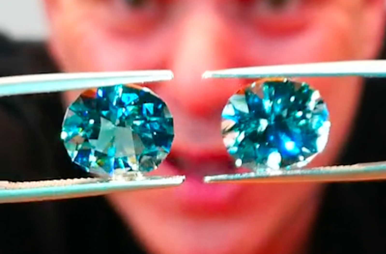 12.74ct Nicht erhitzter Baby Lumina lupenreiner Paraiba Turmalin Ohrringe mit D Flawless Diamant eingefasst in 18 Karat Gelbgold